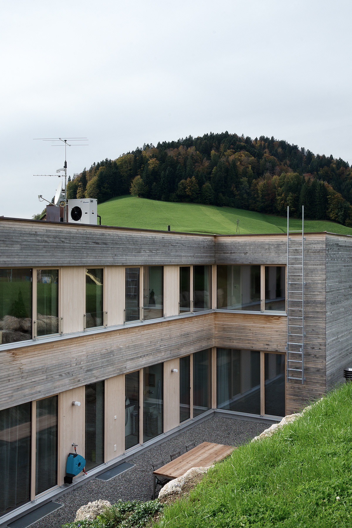 Immobilienfotografie eines Einfamilienhauses, Innenhofansicht von Mehrfamilienhaus in Vorarlberg