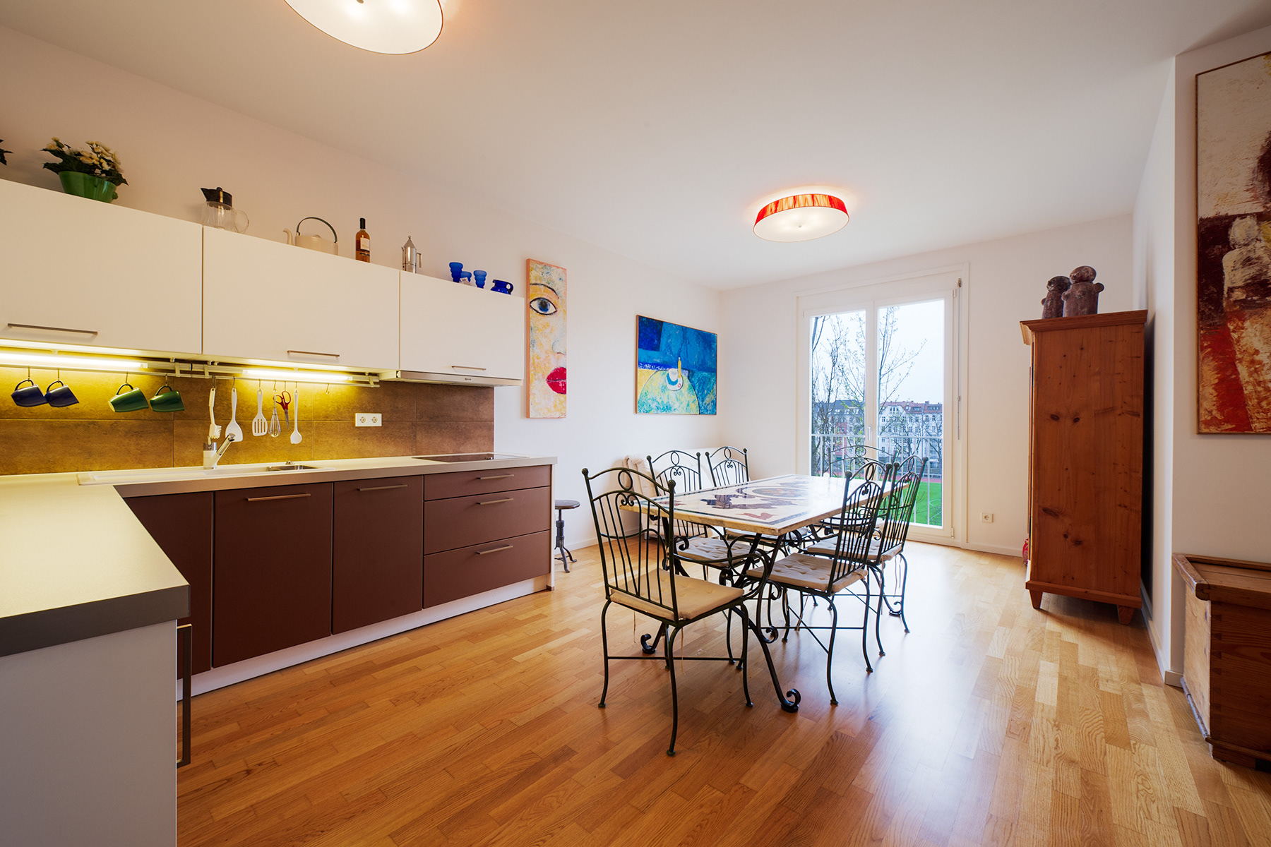 Immobilienfotografie zeigt ein Küchen- und Essensbereich