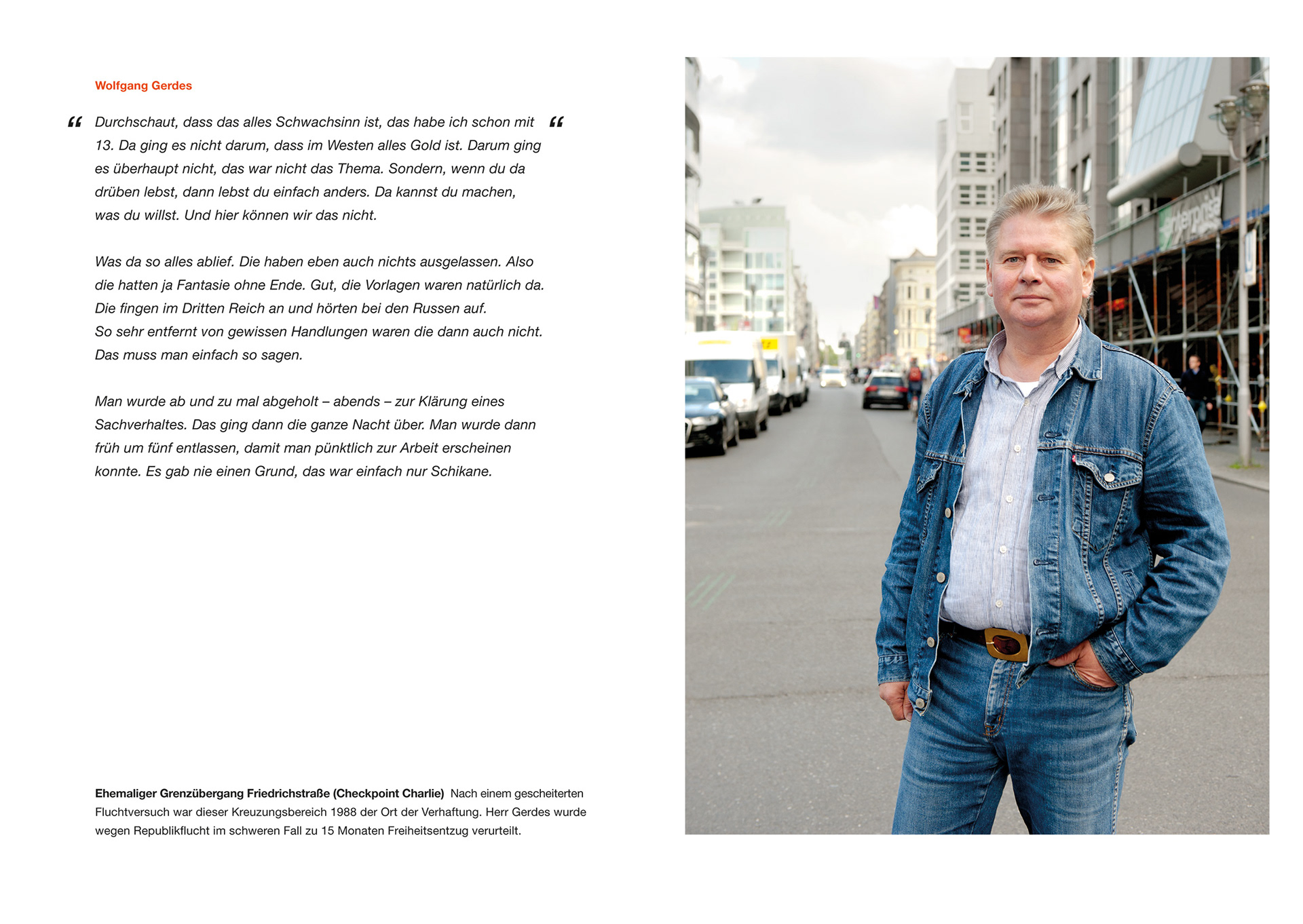 Wolfgang Gerdes vor dem ehemaligen Grenzübergang Friedrichstraße, Checkpoint Charlie.