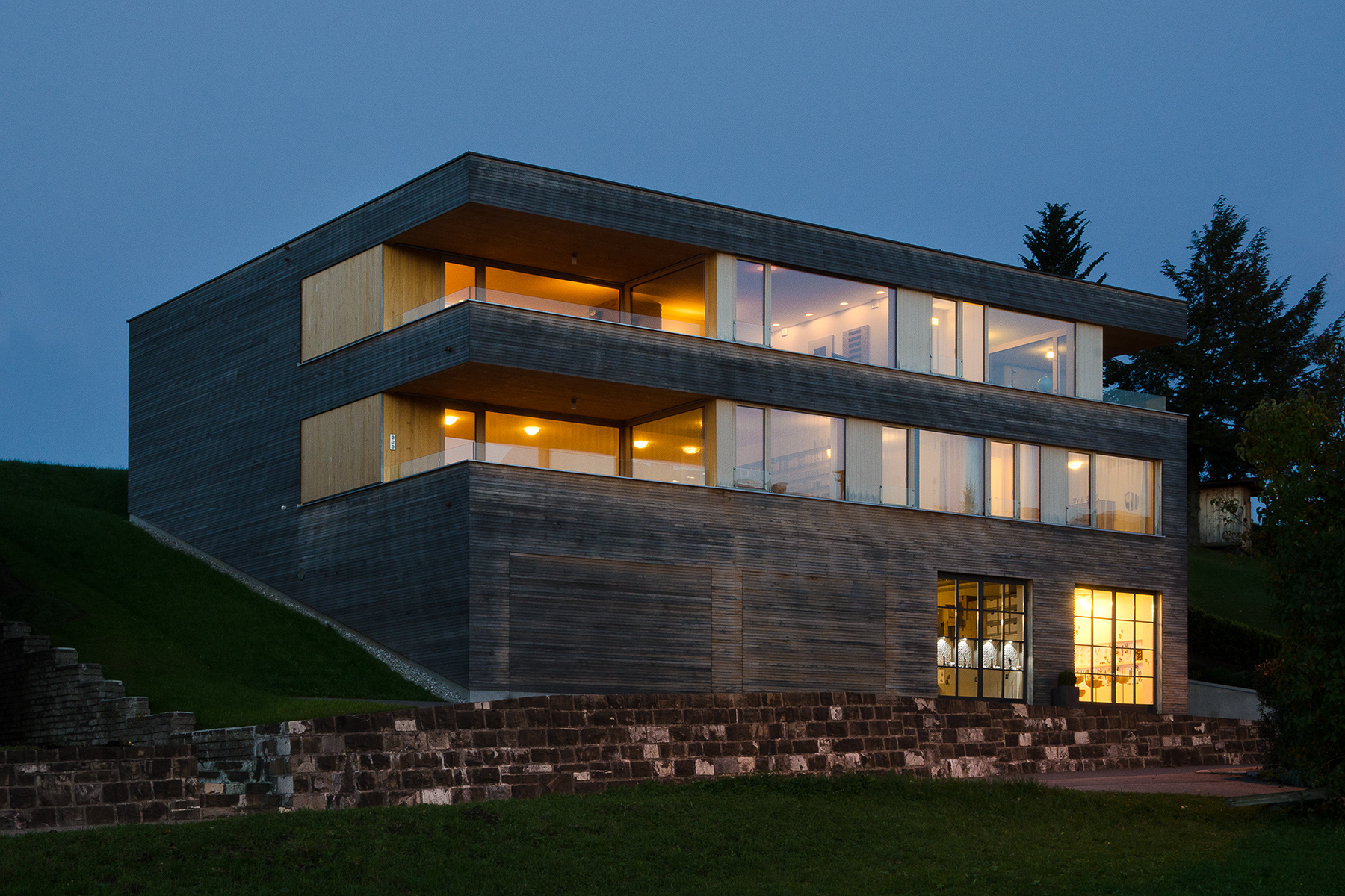 Architekturfotografie eines Einfamilienhauses, Nachtansicht der Hauptfassade