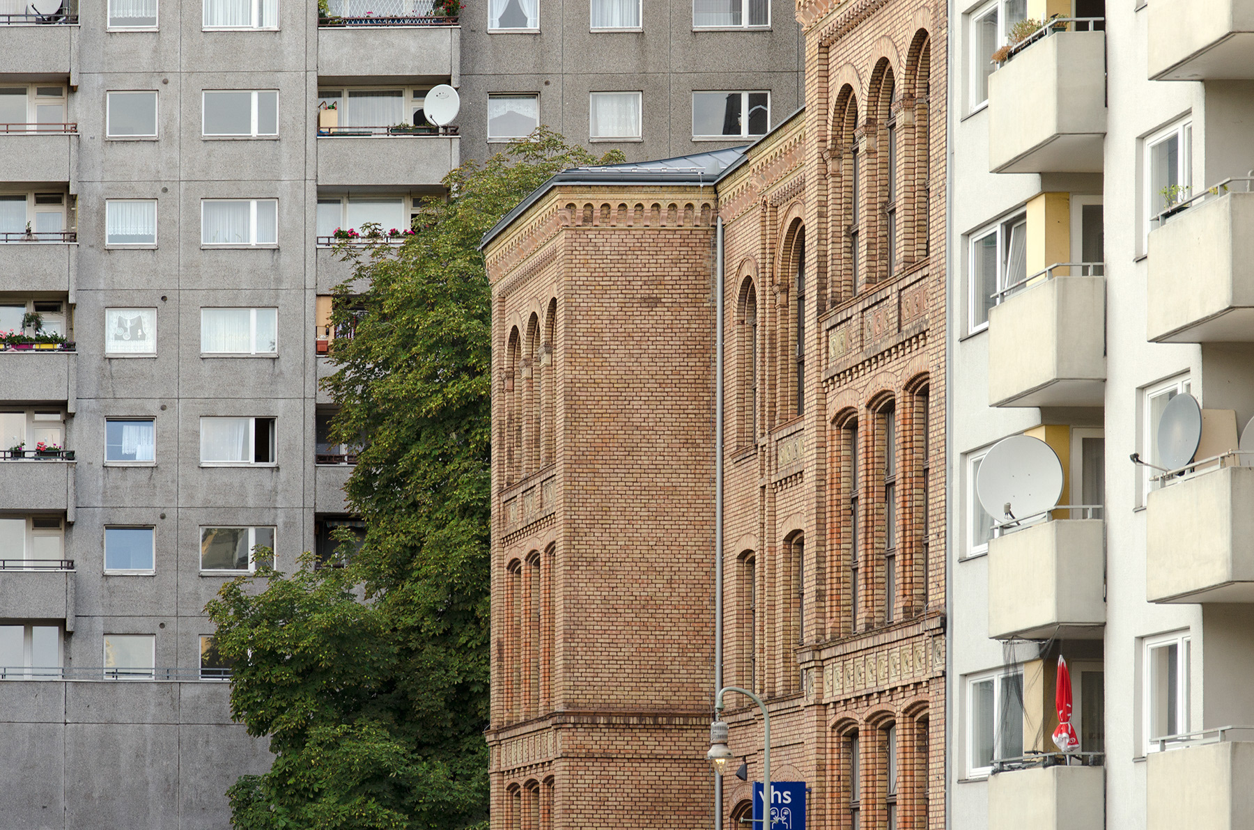 Seitensicht auf die Fassade der Volkshochschule Berlin Kreuzberg in der Wassertorstrasse, Berlin