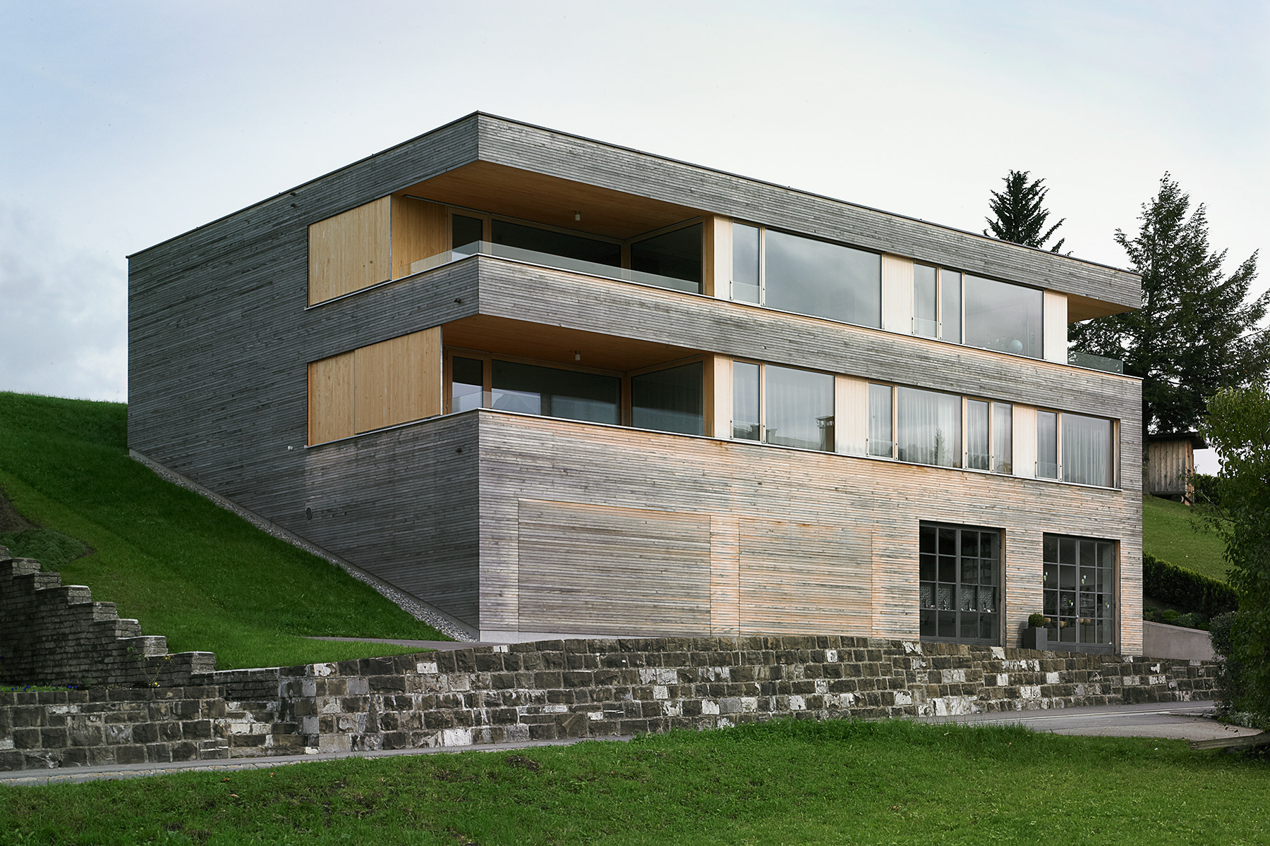 Hauptansicht von Mehrfamilienhaus in Vorarlberg.