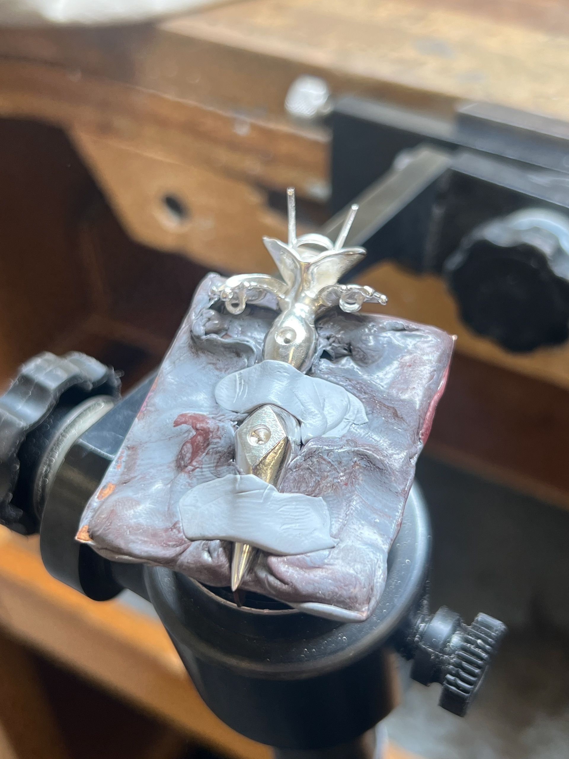 thermolock applied to begin setting (prong, gypsy, bead)