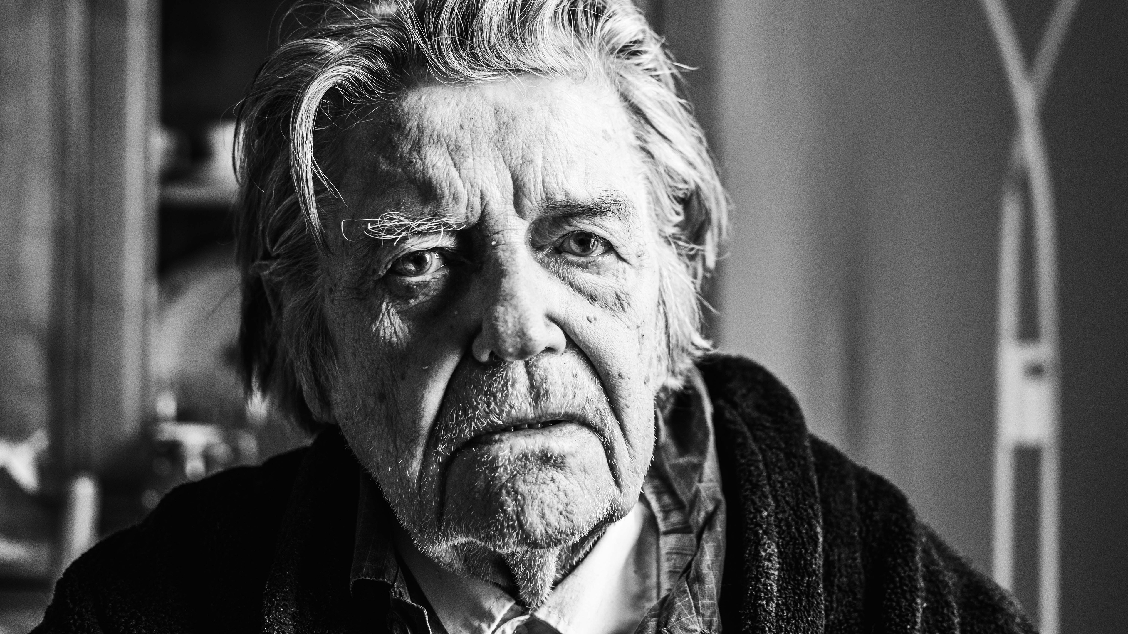 Jean Pierre Mocky acteur jouant dans le film "Rendez Vous", réalisé par Frédéric Maury, en compétition au Festival de Cannes 2020, photographié par Valentin VIDAL photographe mode portrait lifestyle