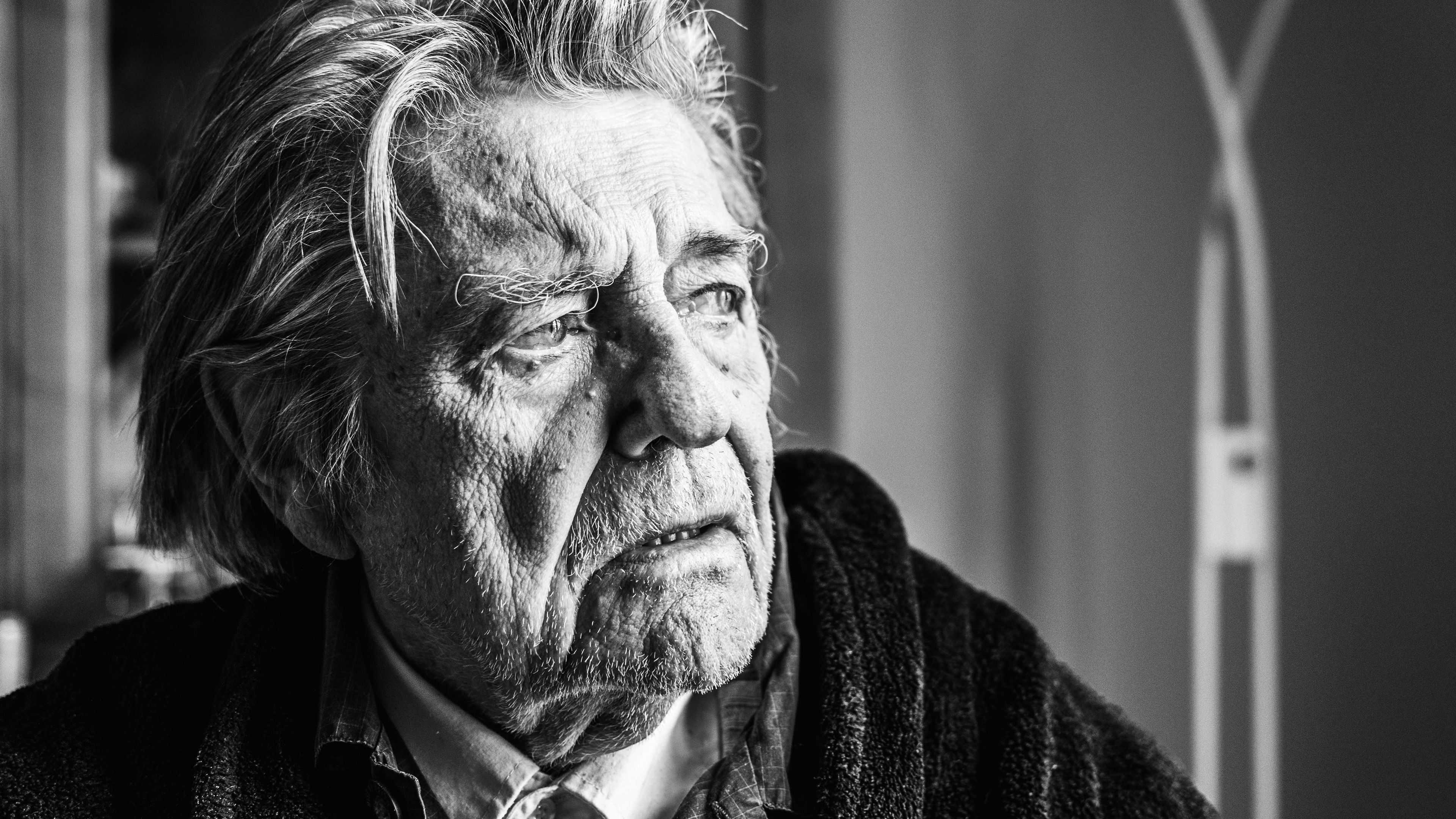 Jean Pierre Mocky acteur jouant dans le film "Rendez Vous", réalisé par Frédéric Maury, en compétition au Festival de Cannes 2020, photographié par Valentin VIDAL photographe mode portrait lifestyle