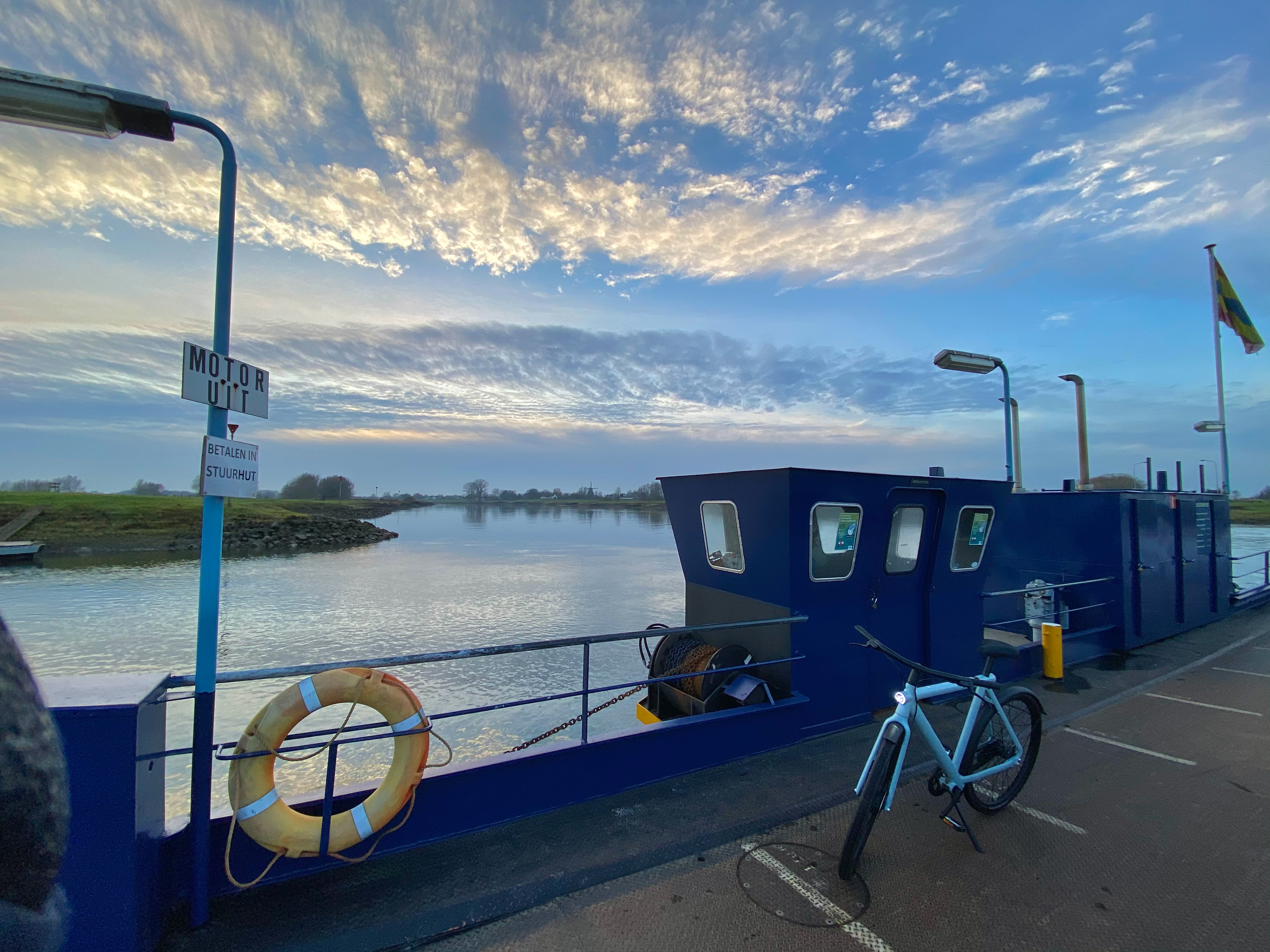 bij Olst met pontje over