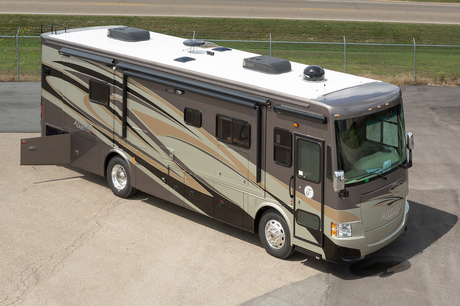 Client supplied phoro of the RV. A good image but missing a few details