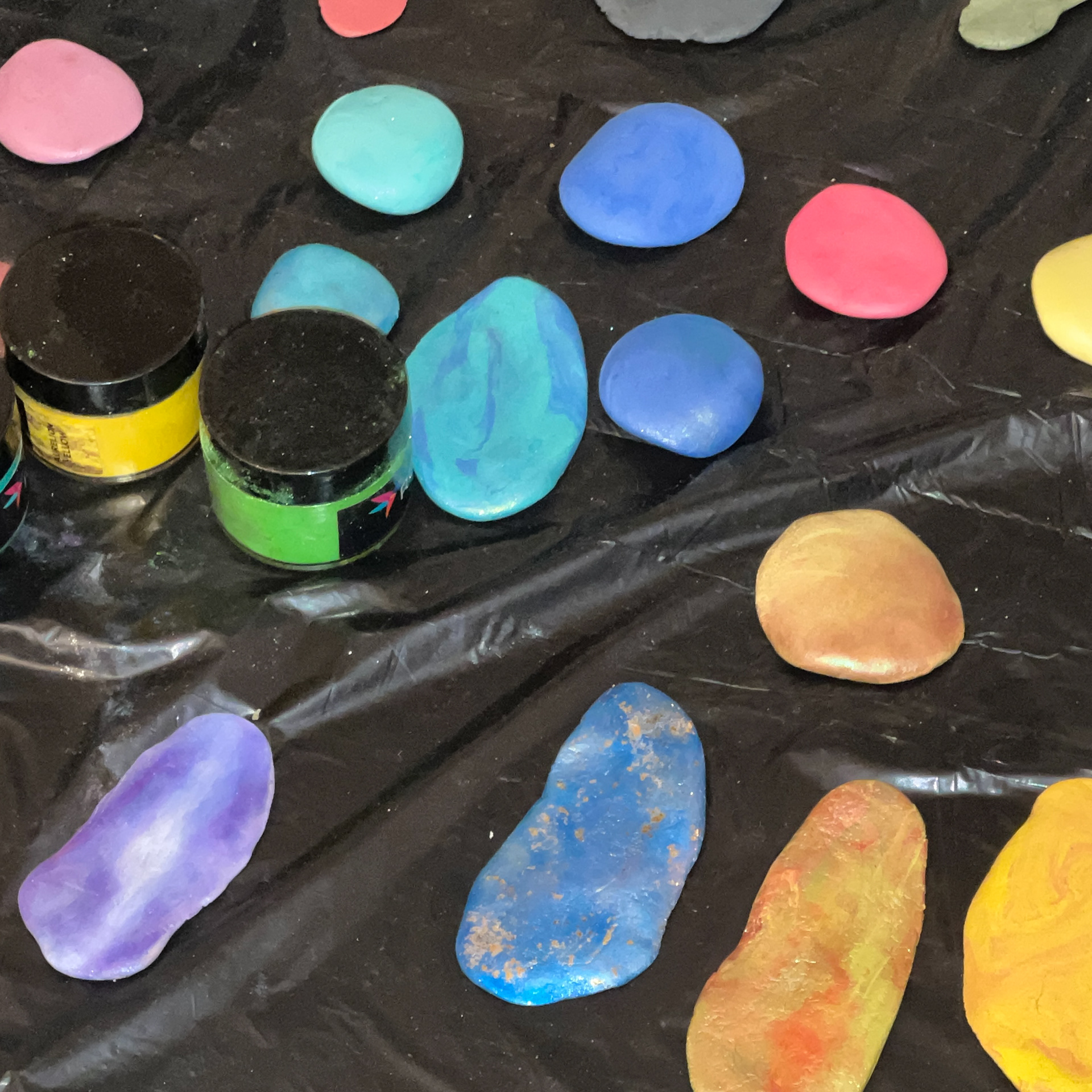 Colors tests with pigment powder and metallics.