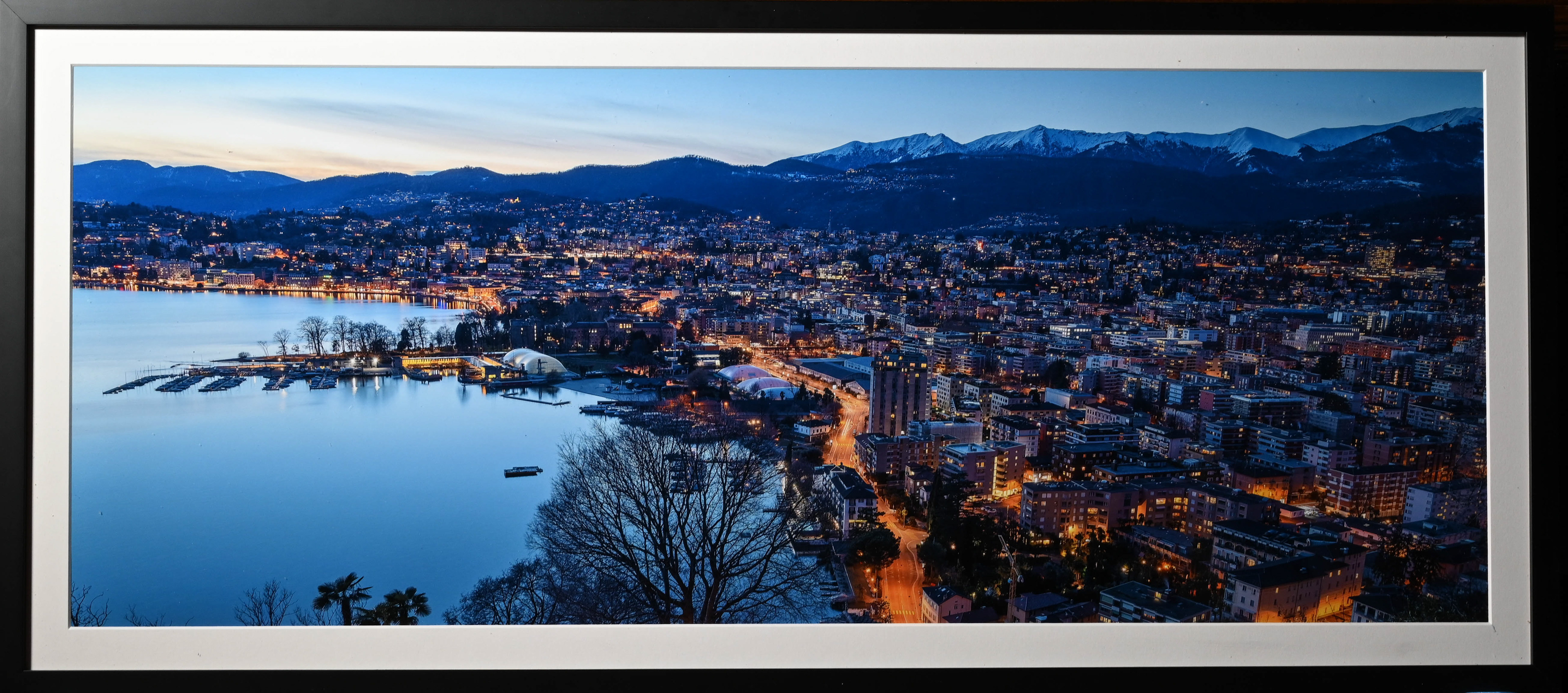 Art. 502 - CHF 290 - Panorama di Lugano - stampa su carta lucida e cornice nera - cm 109x49