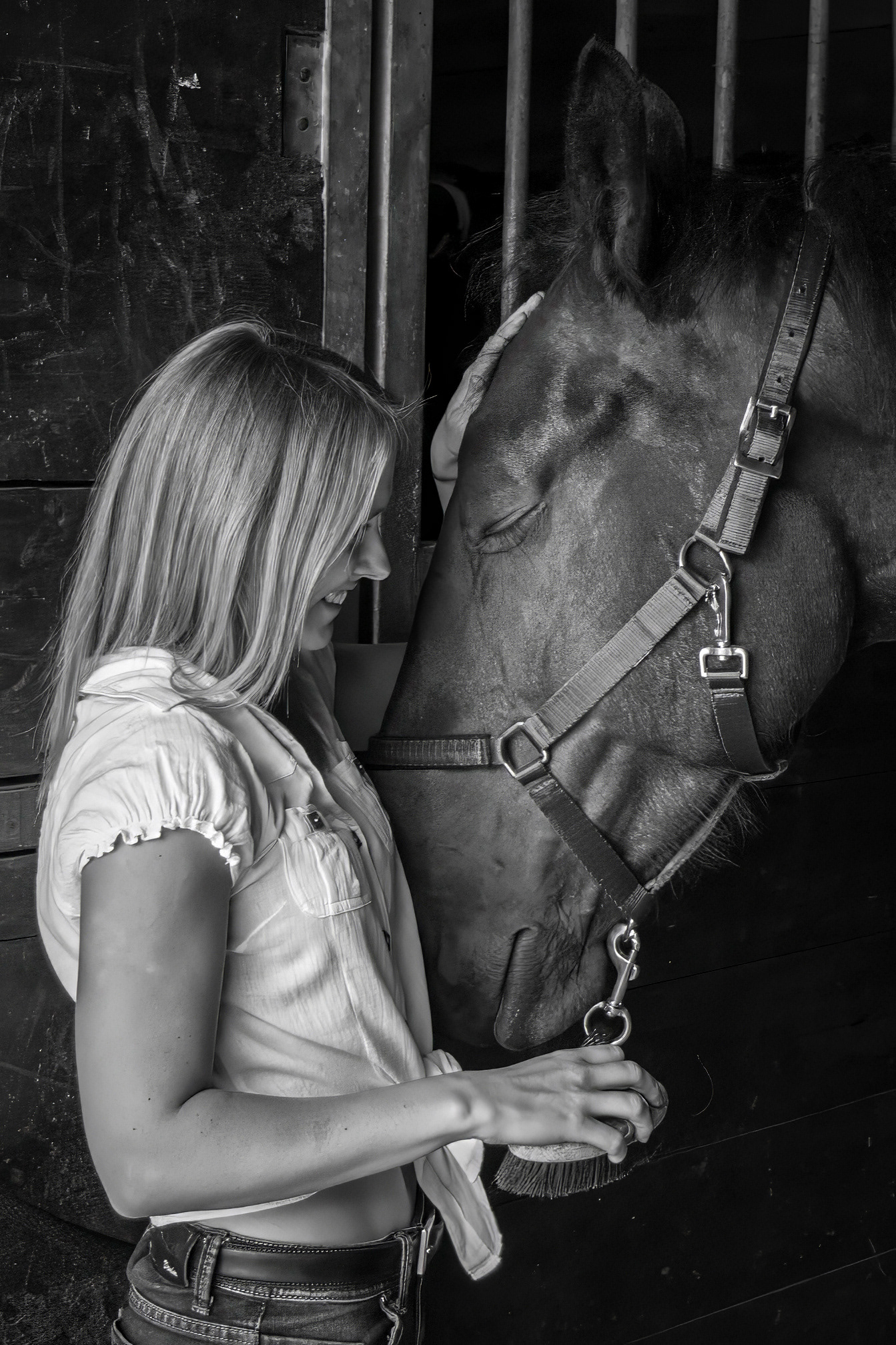 Jeune femme et son cheval, portrait en noir et blanc – séance photo animaux et équitation, Nord