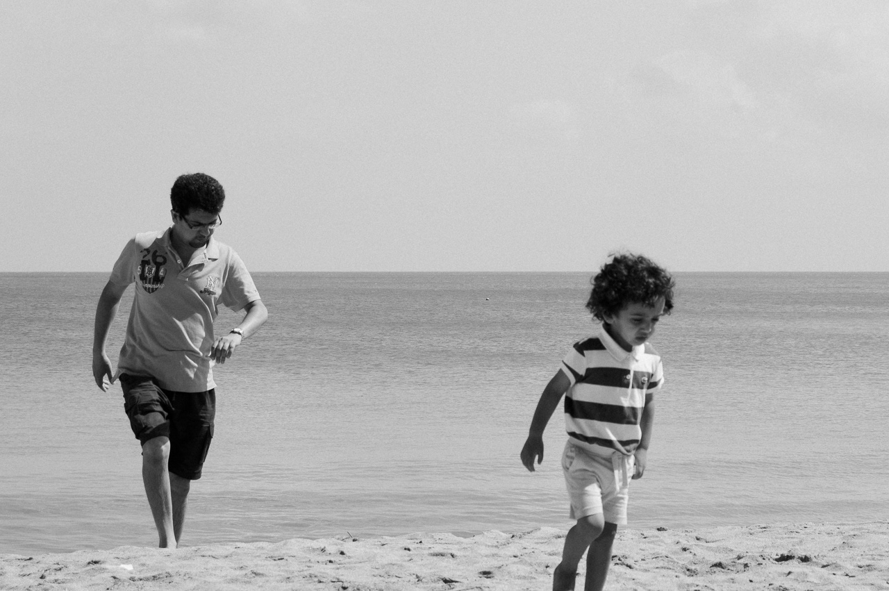Father and son returning to dry area. Kuta, 2014