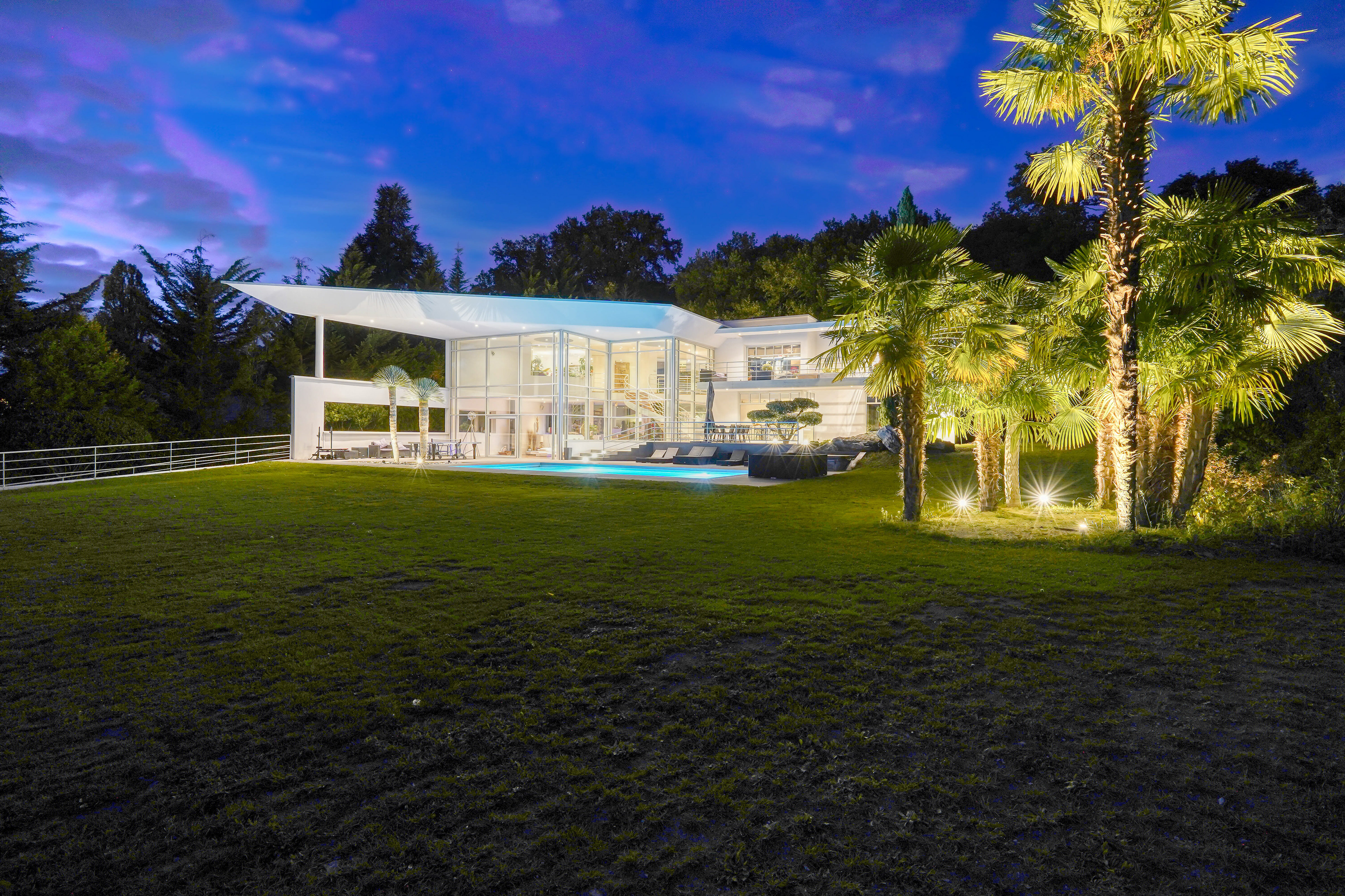 Villa avec piscine, au crépuscule, Vauhallan, Essonne, France