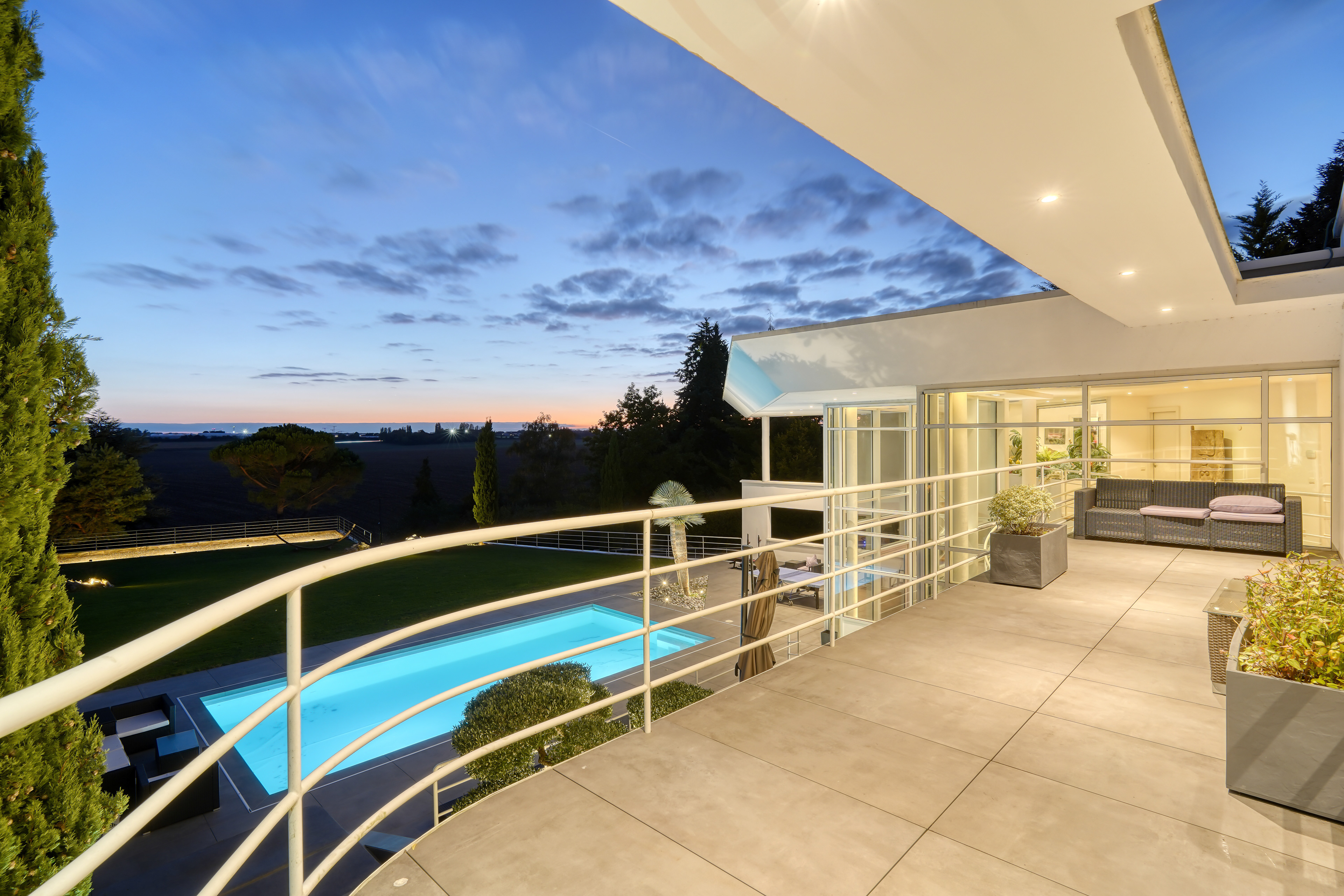 Villa avec piscine, au crépuscule, Vauhallan, Essonne, France