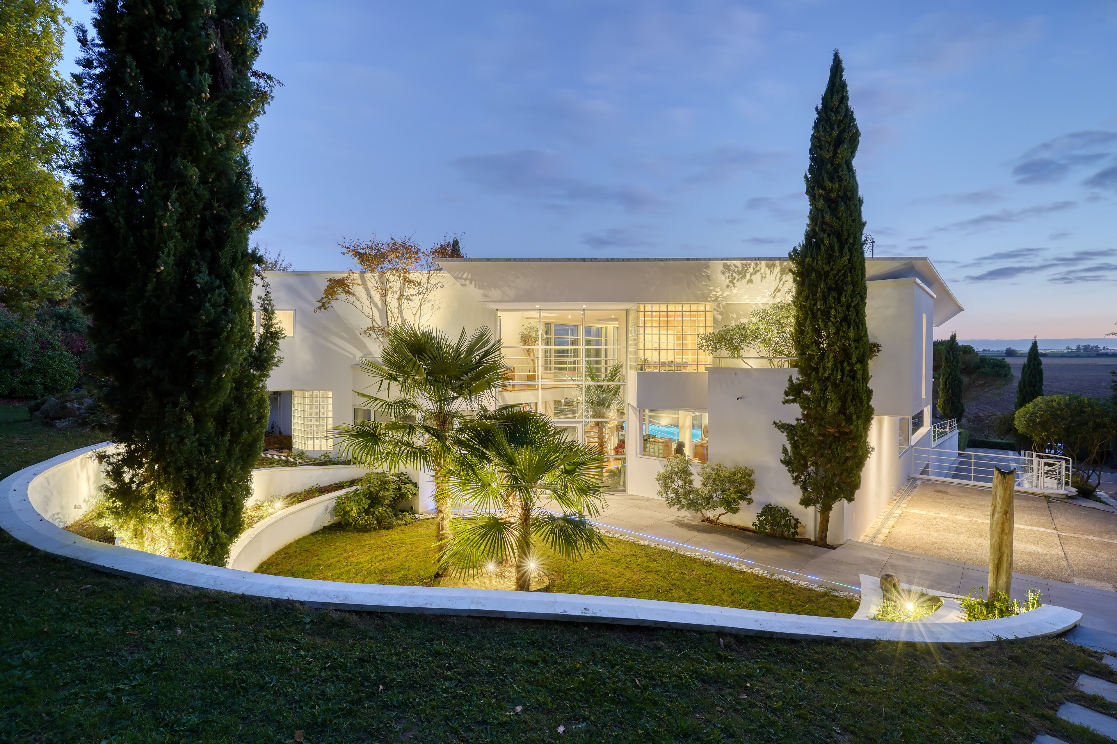 Villa avec piscine, au crépuscule, Vauhallan, Essonne, France