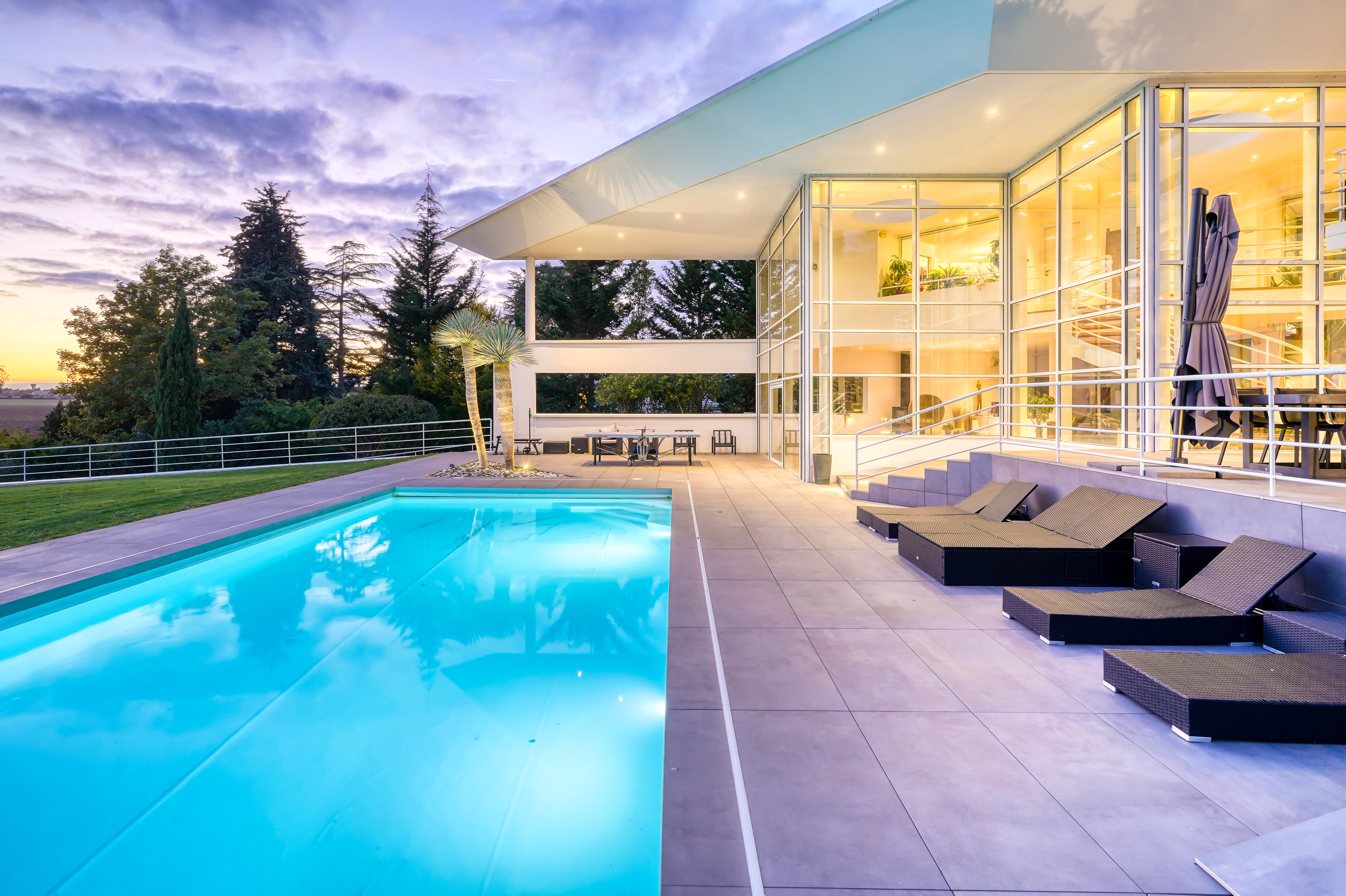 Villa avec piscine, au crépuscule, Vauhallan, Essonne, France