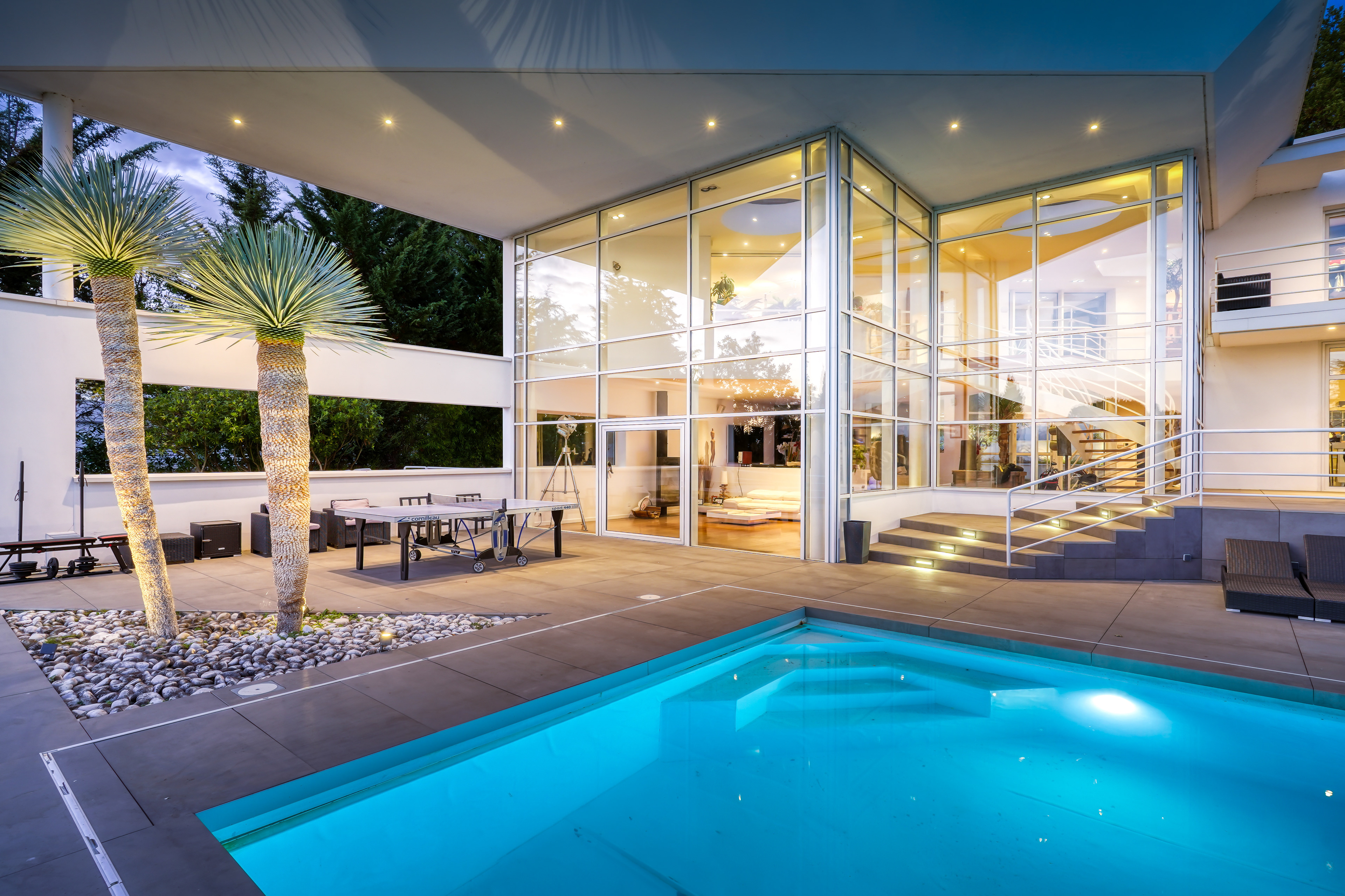 Villa avec piscine, au crépuscule, Vauhallan, Essonne, France