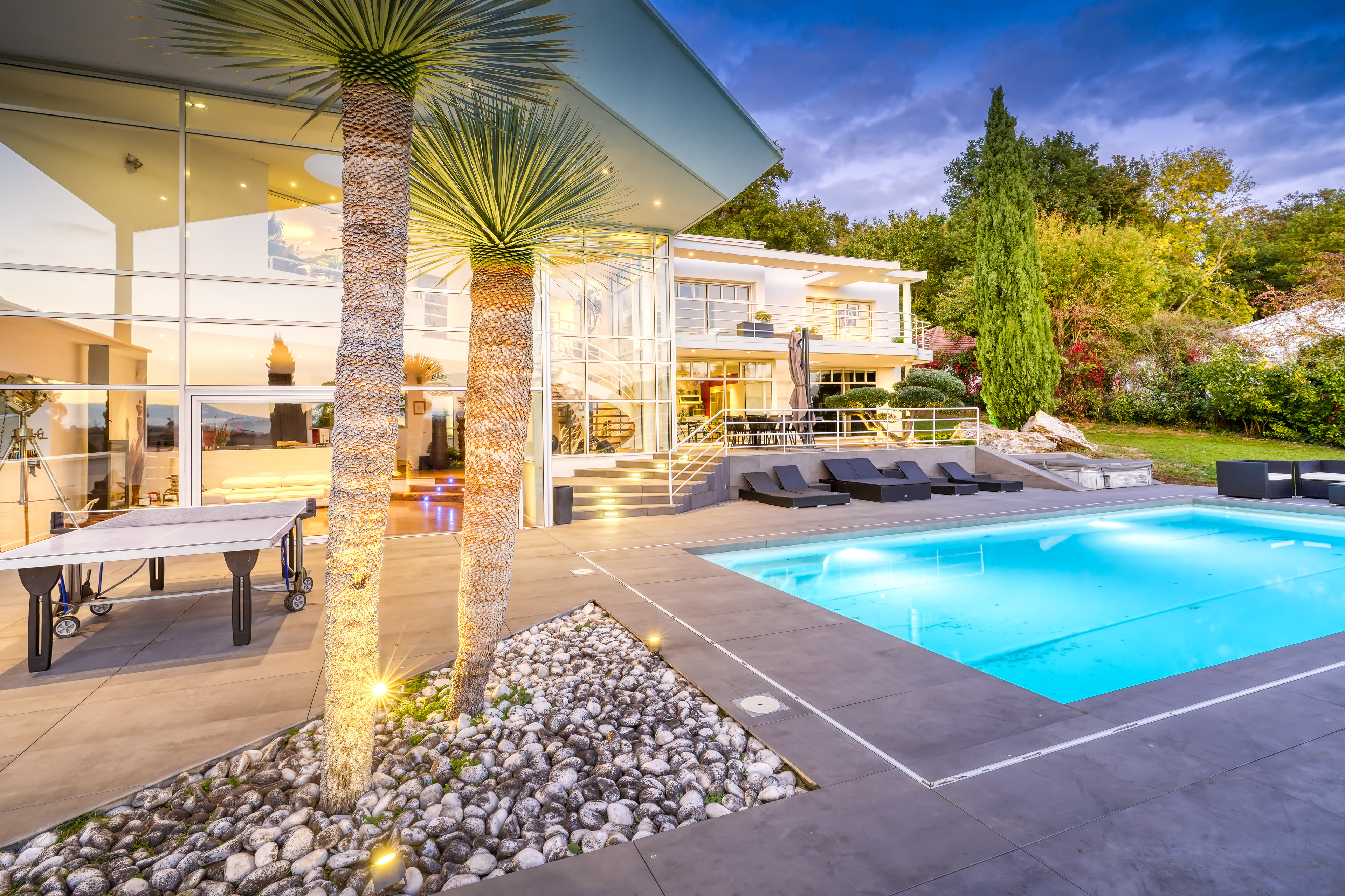 Villa avec piscine, au crépuscule, Vauhallan, Essonne, France