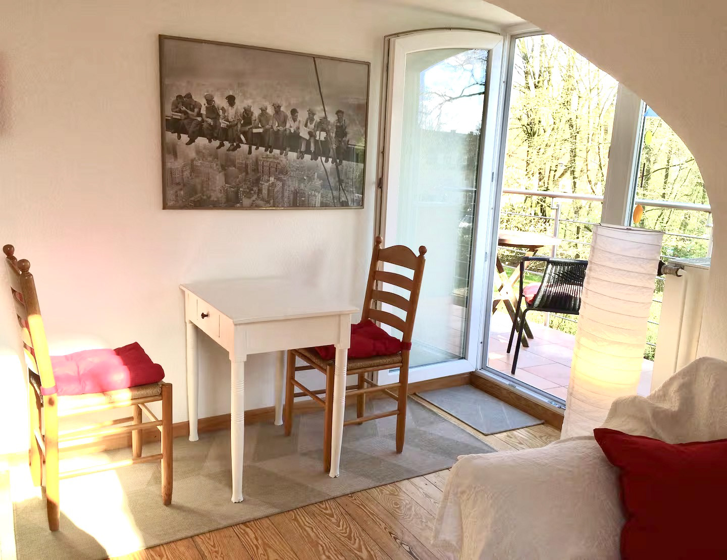 Essplatz und Ausgang zum Balkon