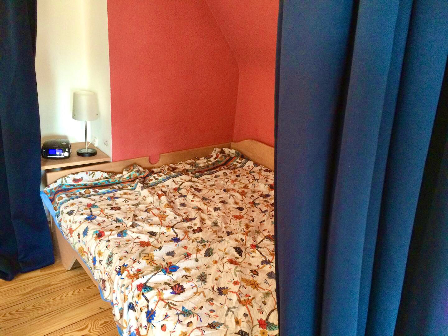 Kingsize Bett in Wandnische mit Vorhängen