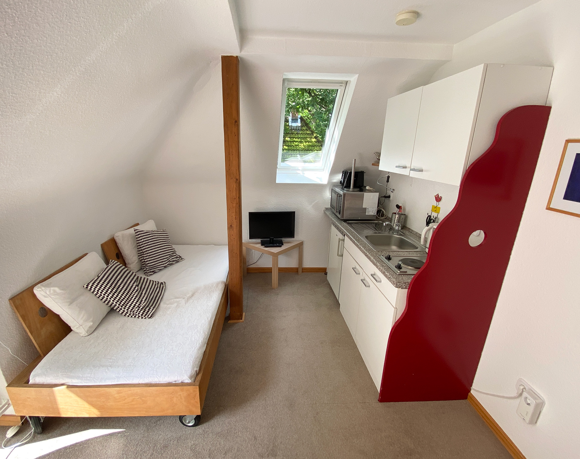 Wohnbereich mit Küchenzeile & Schlafsofa