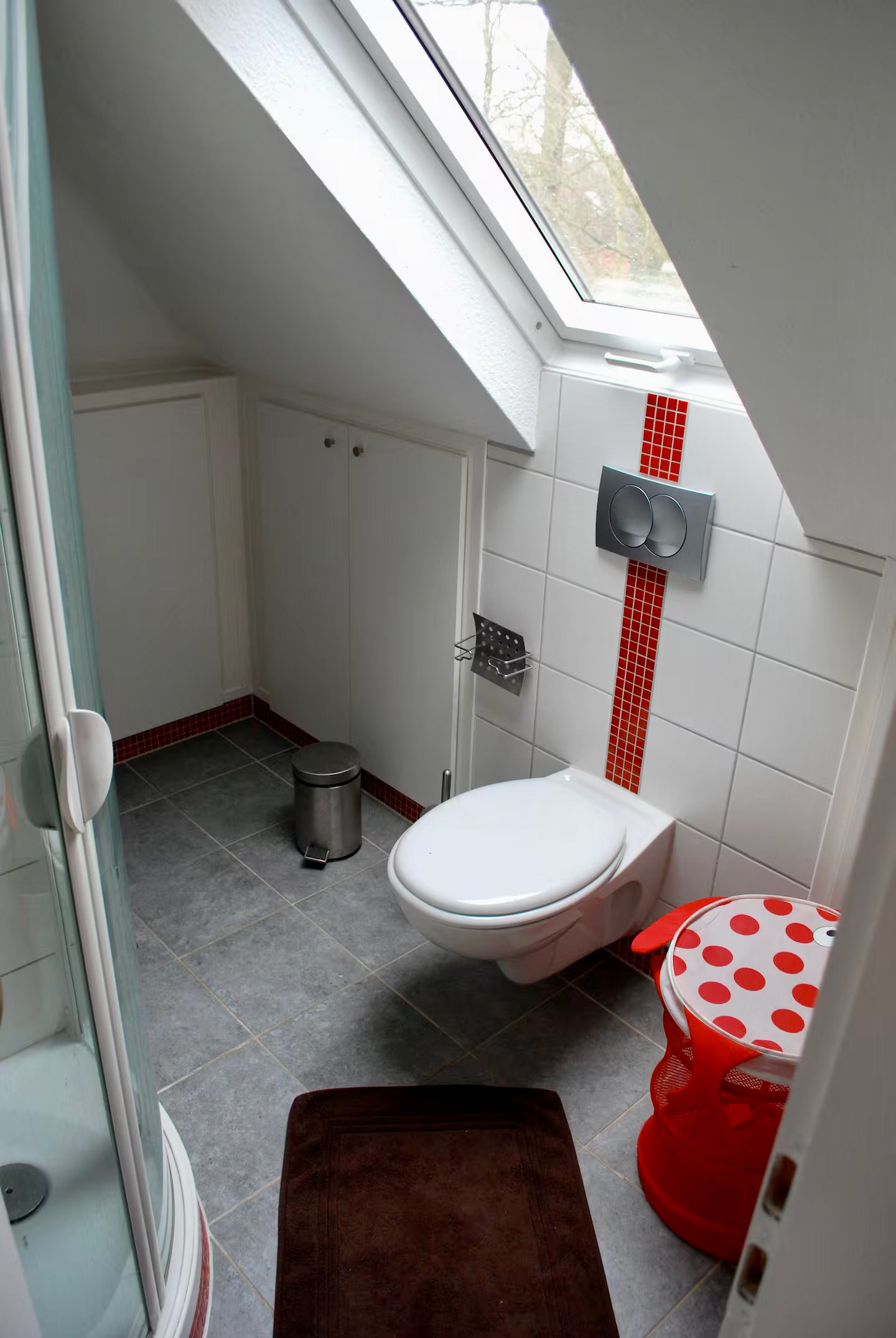 Bad mit WC, Dusche und Waschbecken