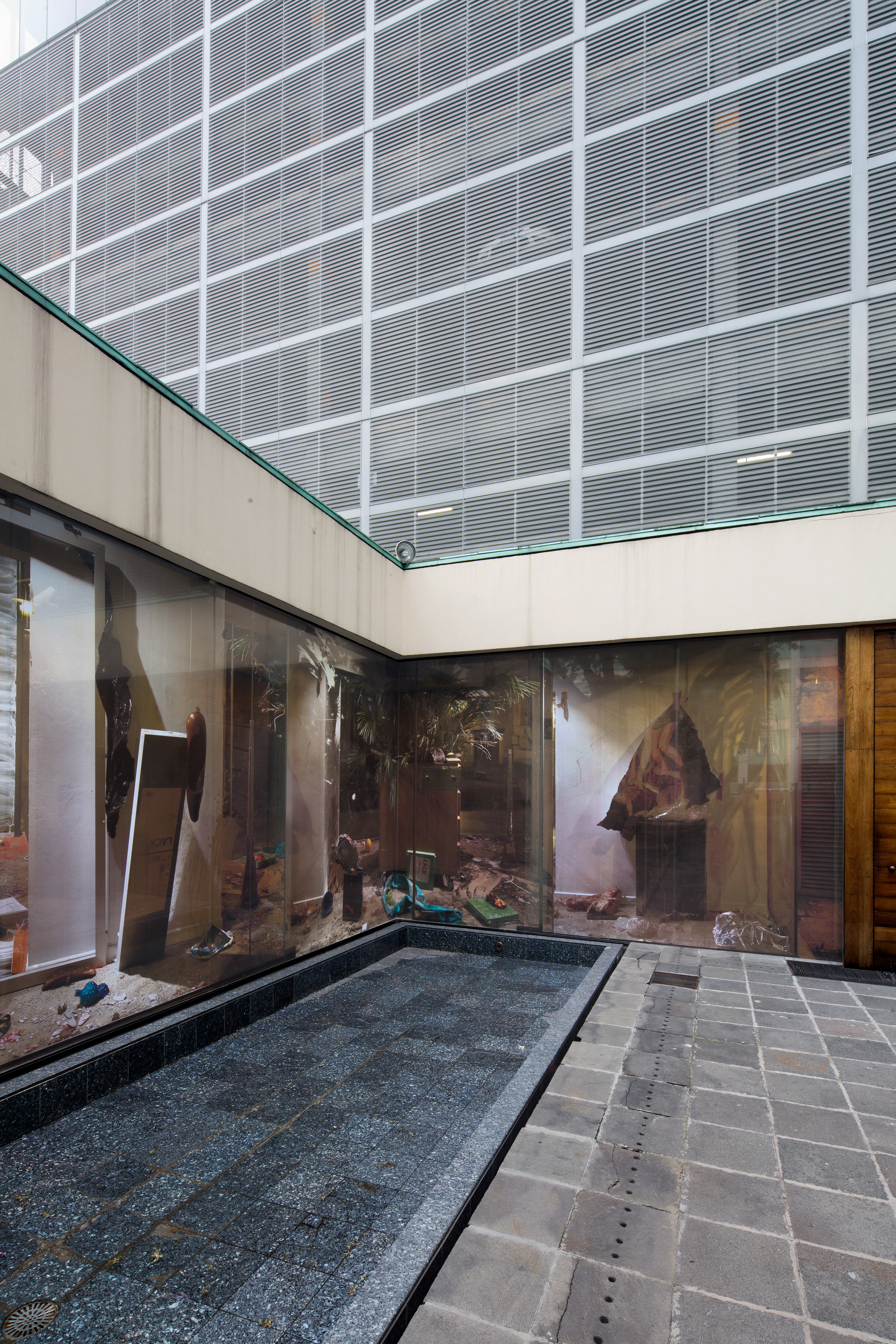 Cada vez que me encuentro con la muerte pienso en ti, Site specific photo installation, HD prints on glass,  IFAL, Mexico City