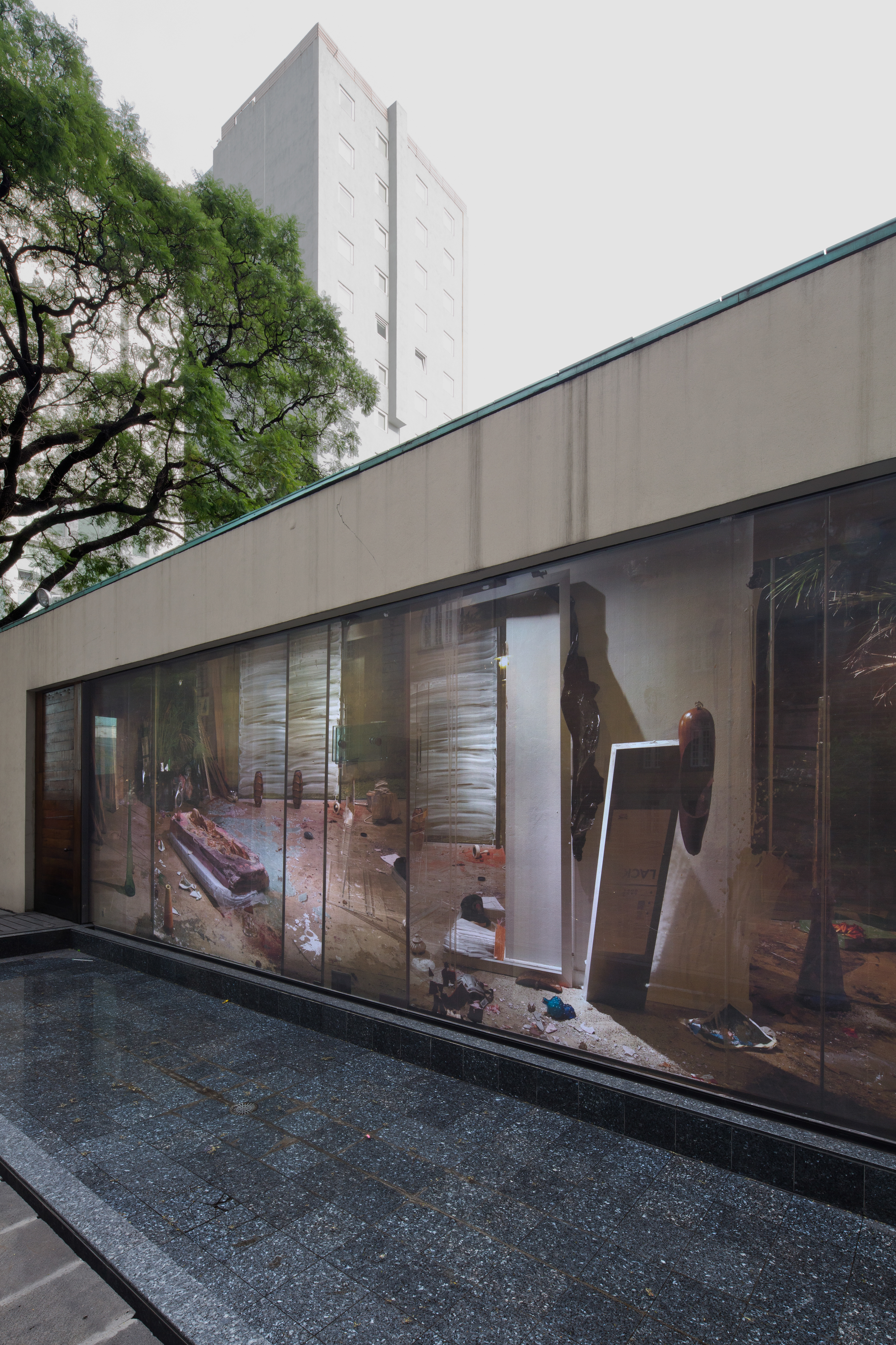 Cada vez que me encuentro con la muerte pienso en ti, Site specific photo installation, HD prints on glass,  IFAL, Mexico City