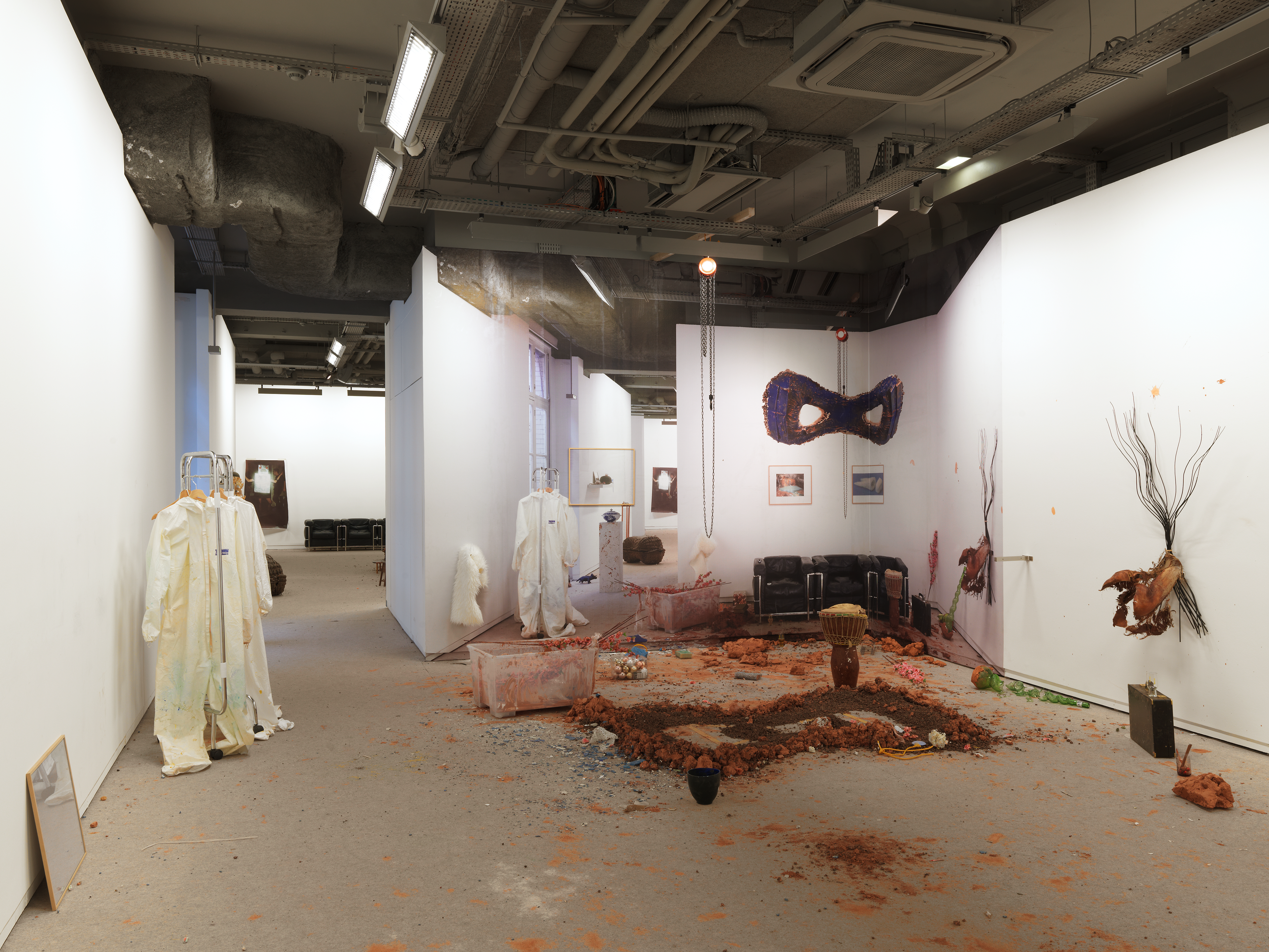 Le plaisir dans la confusion des frontières, Site specific photos and objects installation, Exhibition view, Fondation Ricard, Paris, 2014