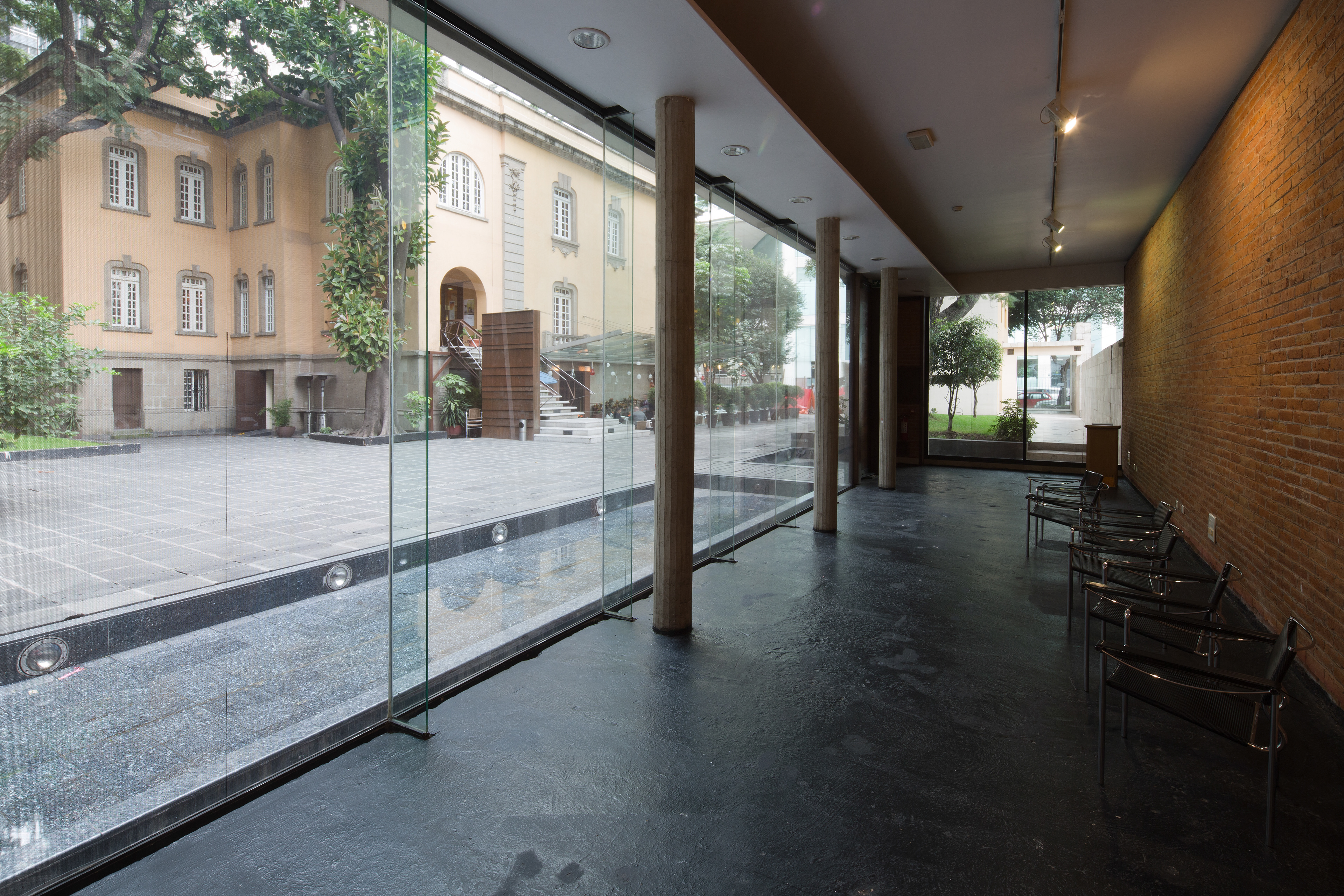 Cada vez que me encuentro con la muerte pienso en ti, Site specific photo installation, HD prints on glass,  IFAL, Mexico City