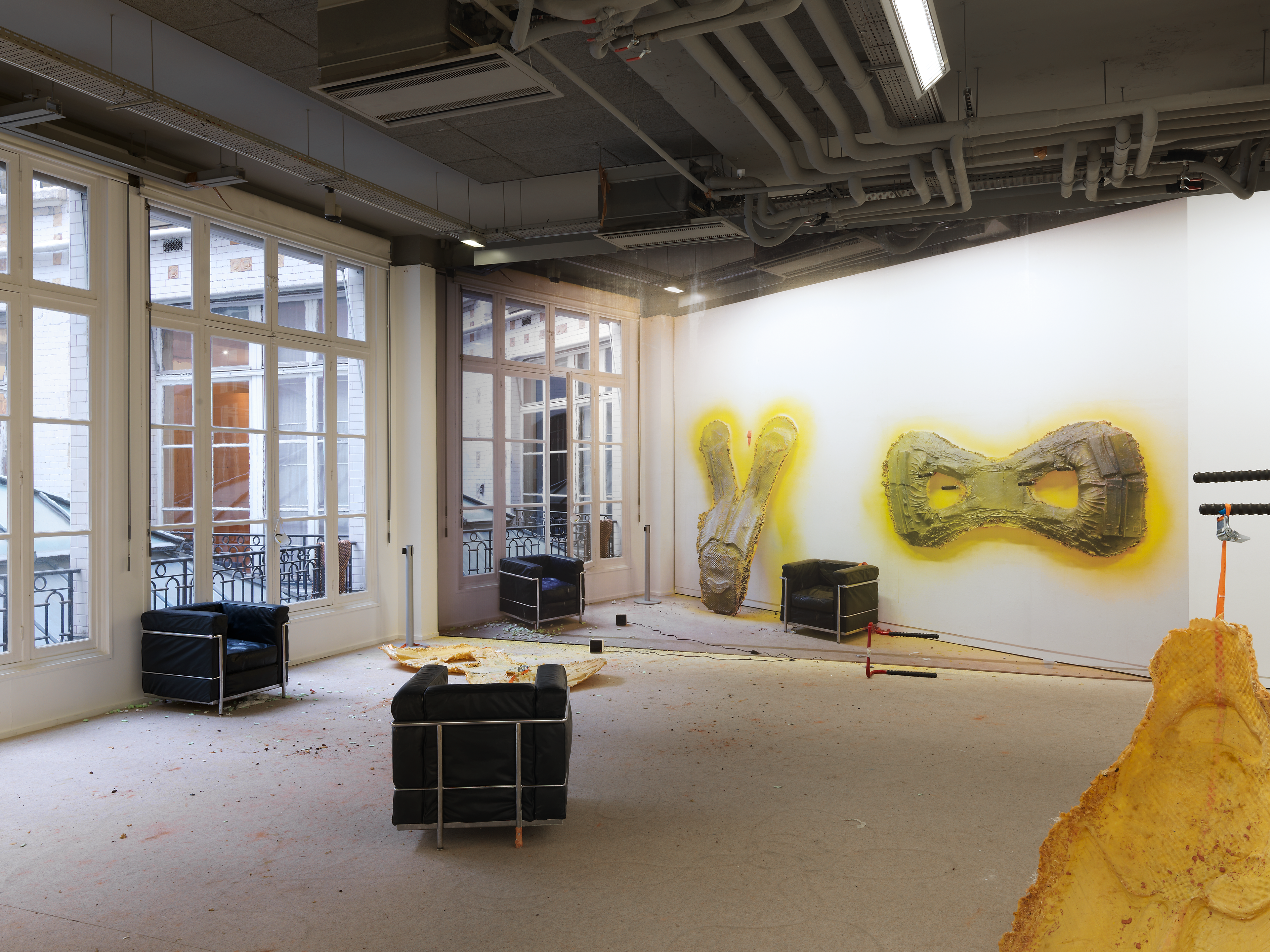 Le plaisir dans la confusion des frontières, Site specific photos and objects installation, Exhibition view, Fondation Ricard, Paris, 2014