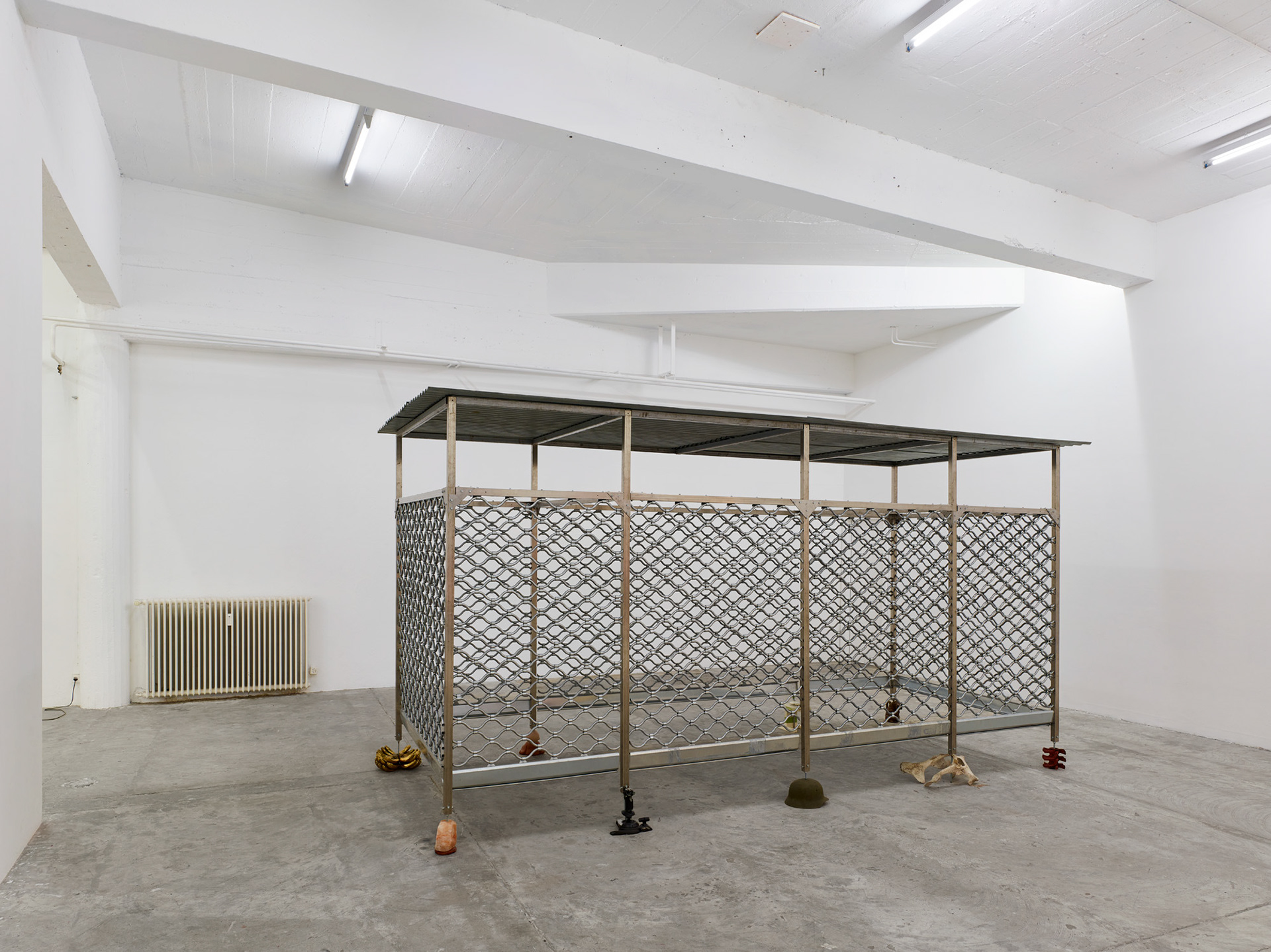 Budget Friendly Adrenaline Rush, 2024 Tole ondulée, tubes inox, rideaux metalliques, objets divers 470 × 240 × 180 cm
