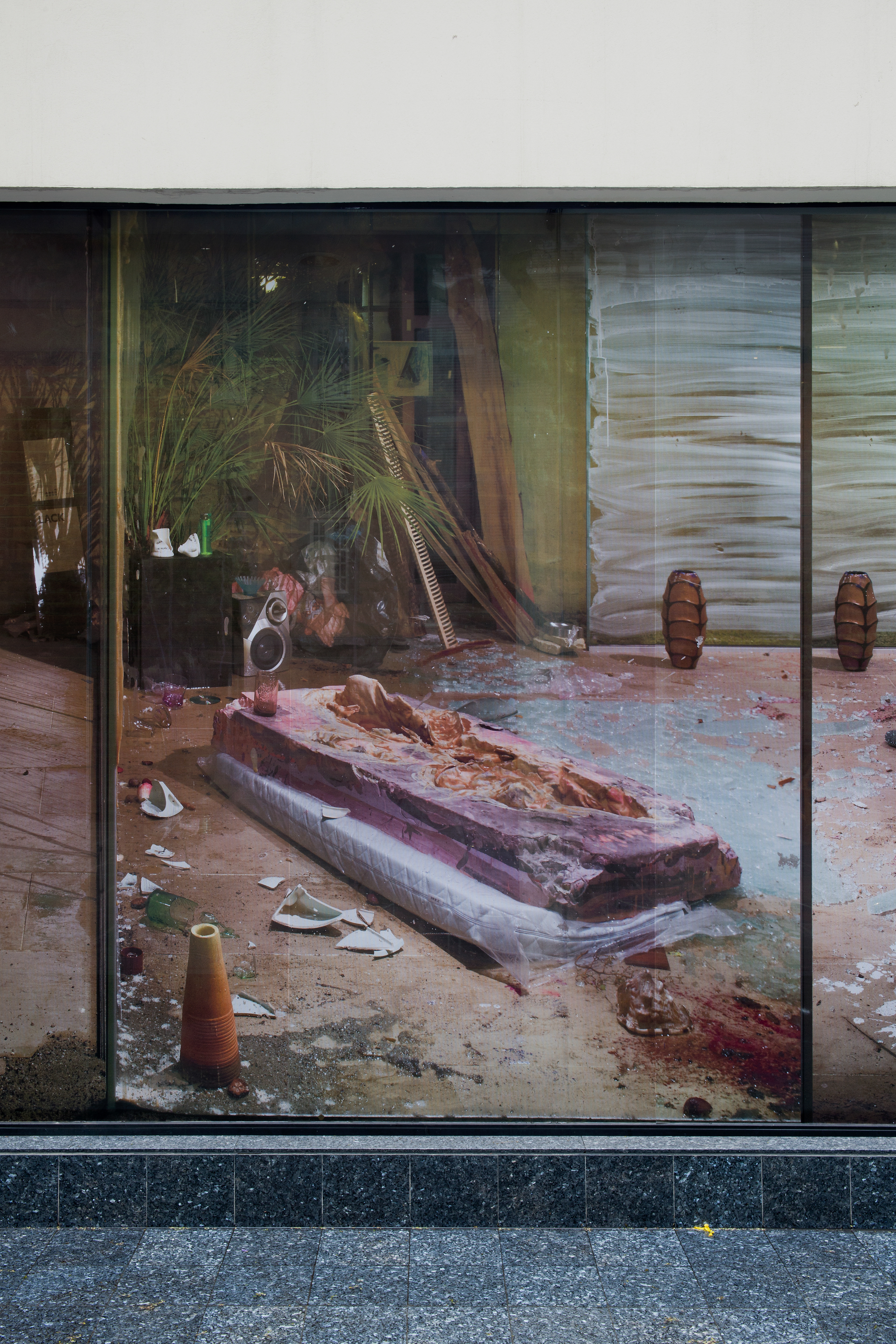 Cada vez que me encuentro con la muerte pienso en ti, Site specific photo installation, HD prints on glass,  IFAL, Mexico City