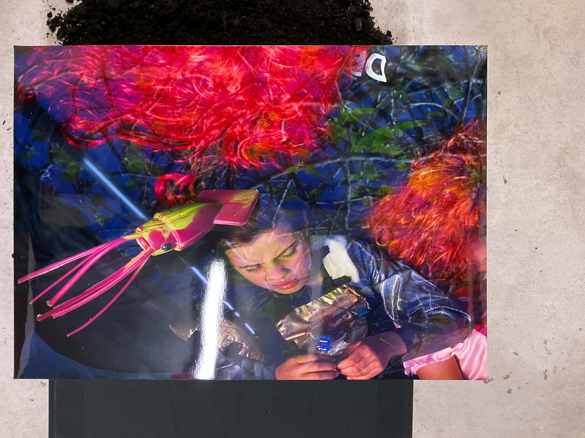 Apenas nos dois, duo show with Benjamin Como sondas lanzadas a ciegas por el universo,  2024. 70x50x10cm, Color lambda prints, folded as a box, Belo Campo, Lisboa 2024, exhibition view, Belo Campo, Lisboa 2024Valenza, exhibition view, Belo Campo, Lisboa 2024