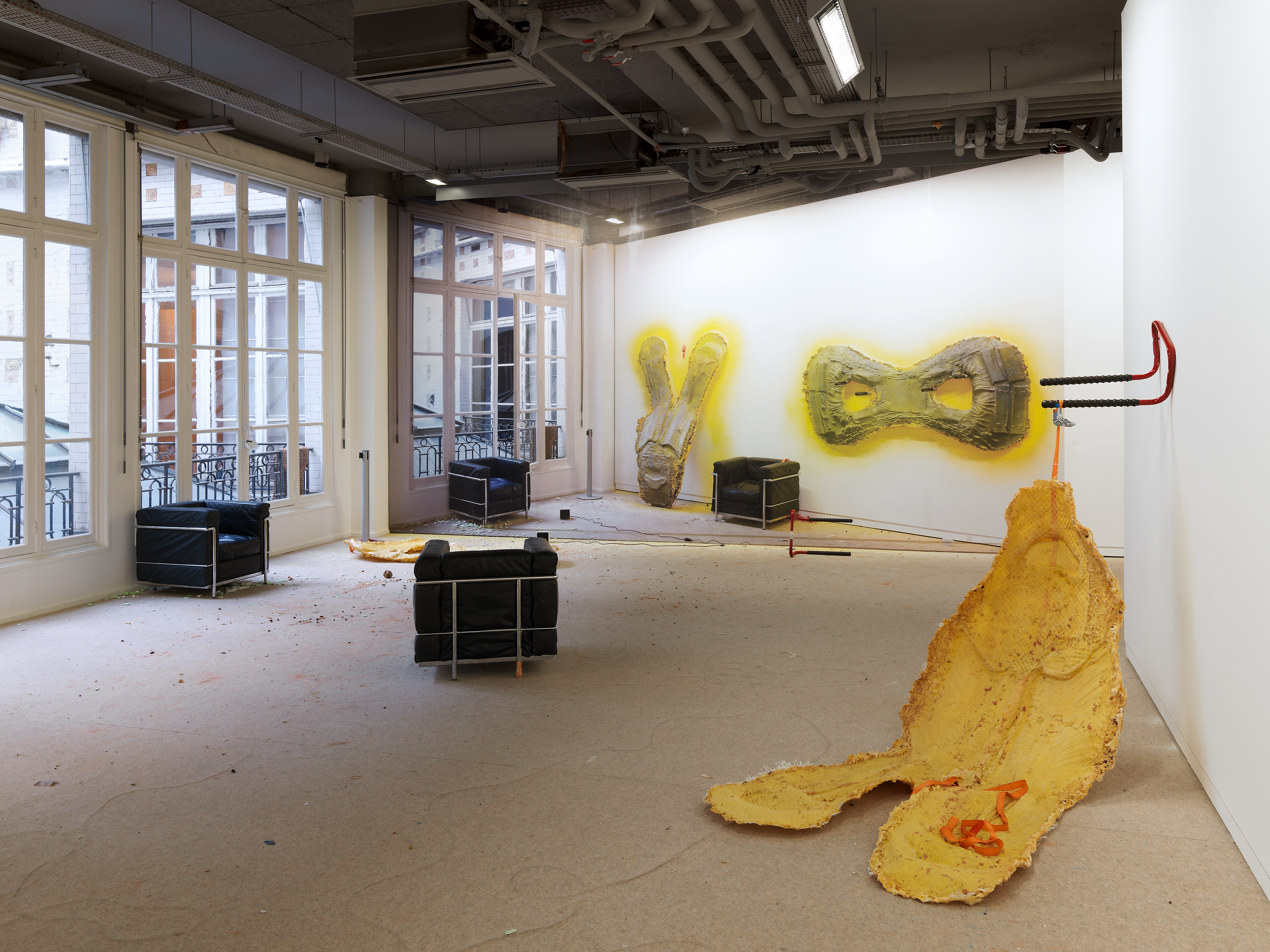 Le plaisir dans la confusion des frontières, Site specific photos and objects installation, Exhibition view, Fondation Ricard, Paris, 2014