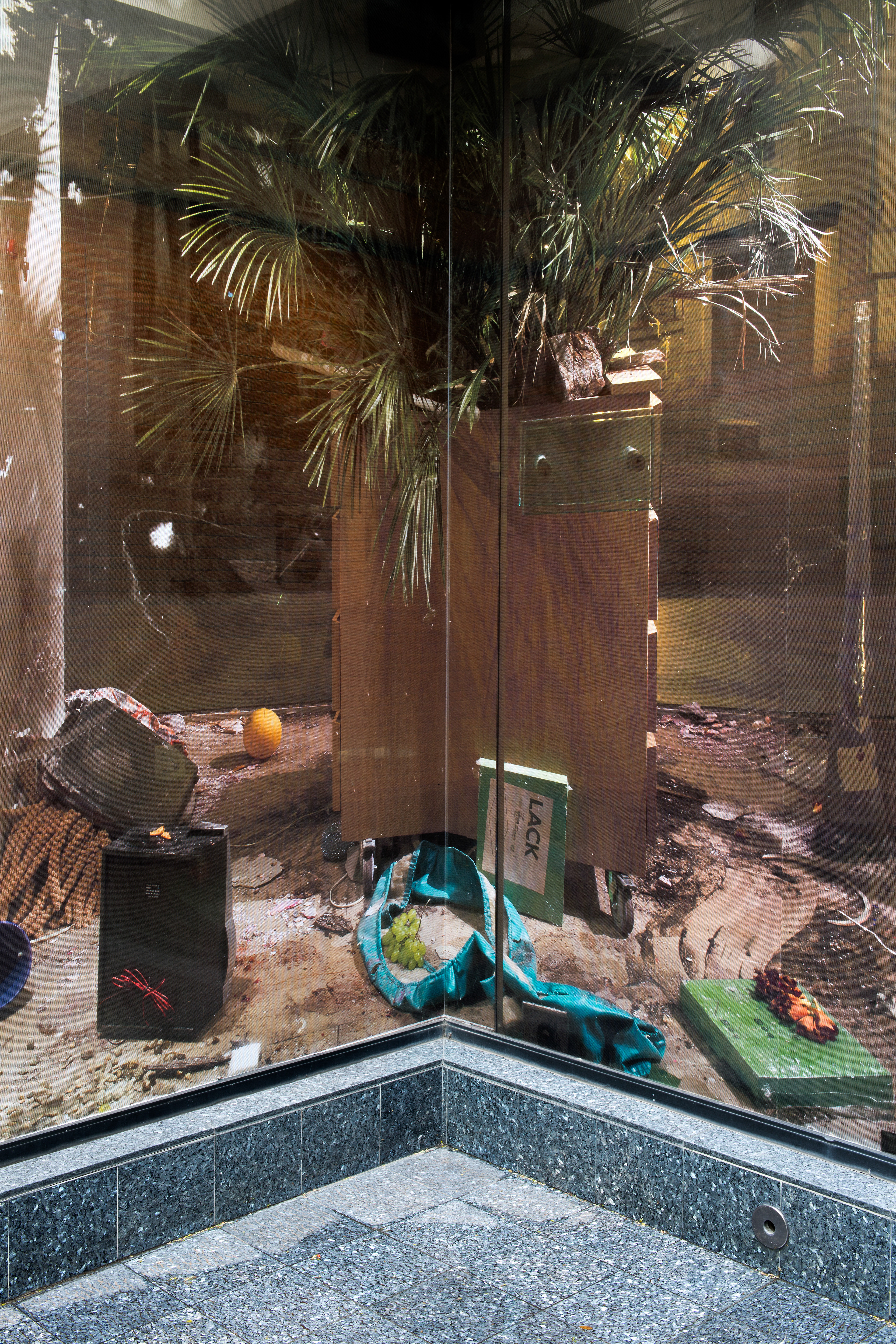 Cada vez que me encuentro con la muerte pienso en ti, Site specific photo installation, HD prints on glass,  IFAL, Mexico City