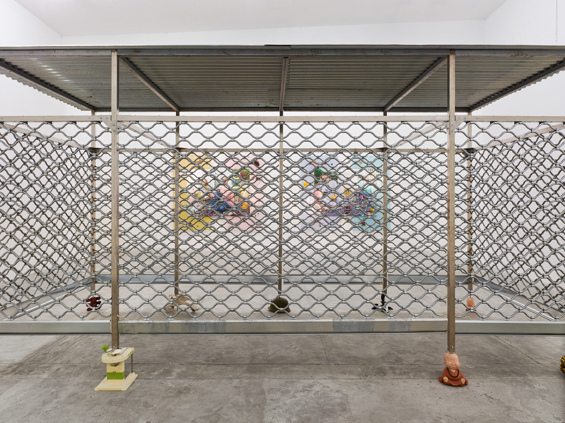 Budget Friendly Adrenaline Rush, 2024 Tole ondulée, tubes inox, rideaux metalliques, objets divers 470 × 240 × 180 cm