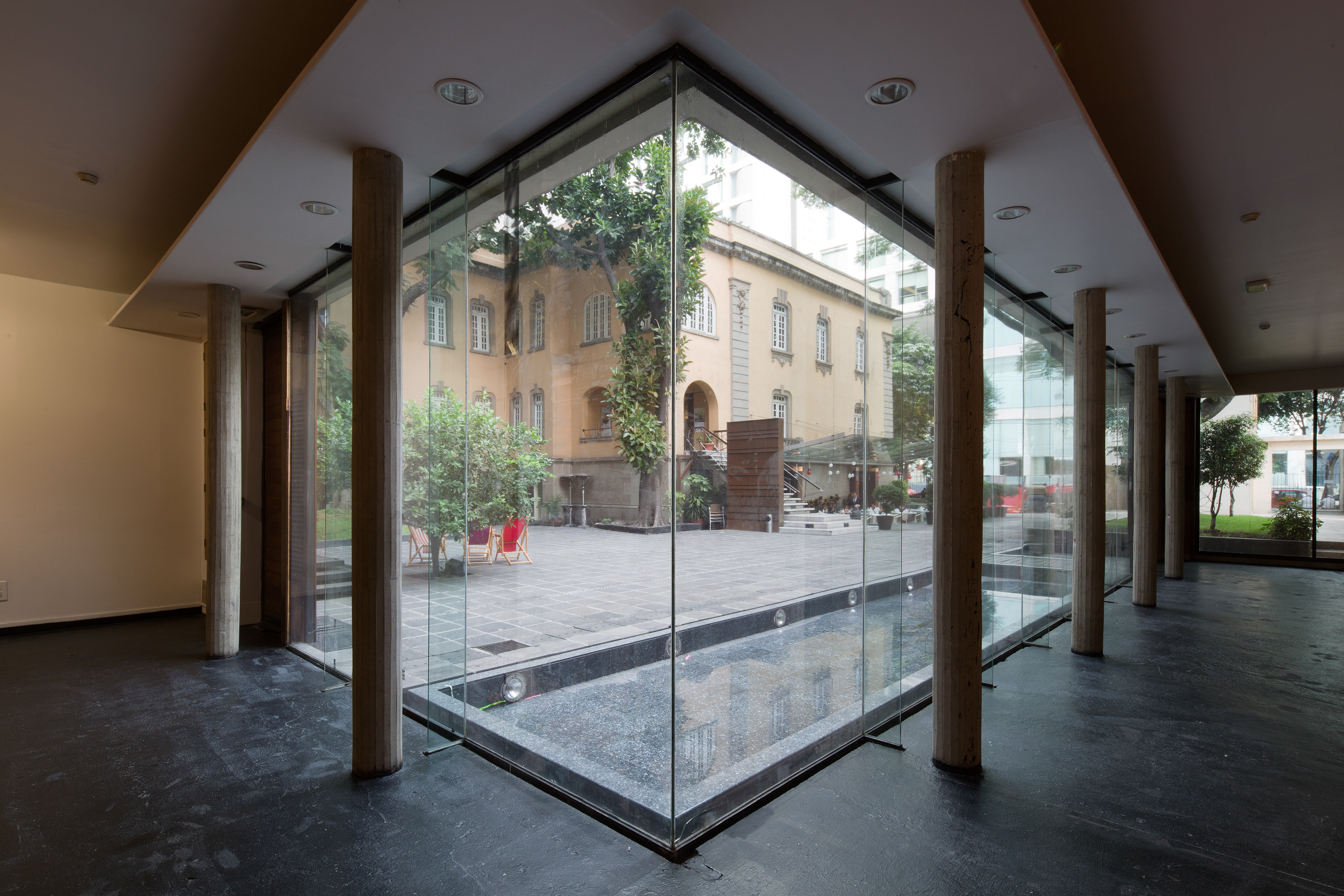 Cada vez que me encuentro con la muerte pienso en ti, Site specific photo installation, HD prints on glass,  IFAL, Mexico City