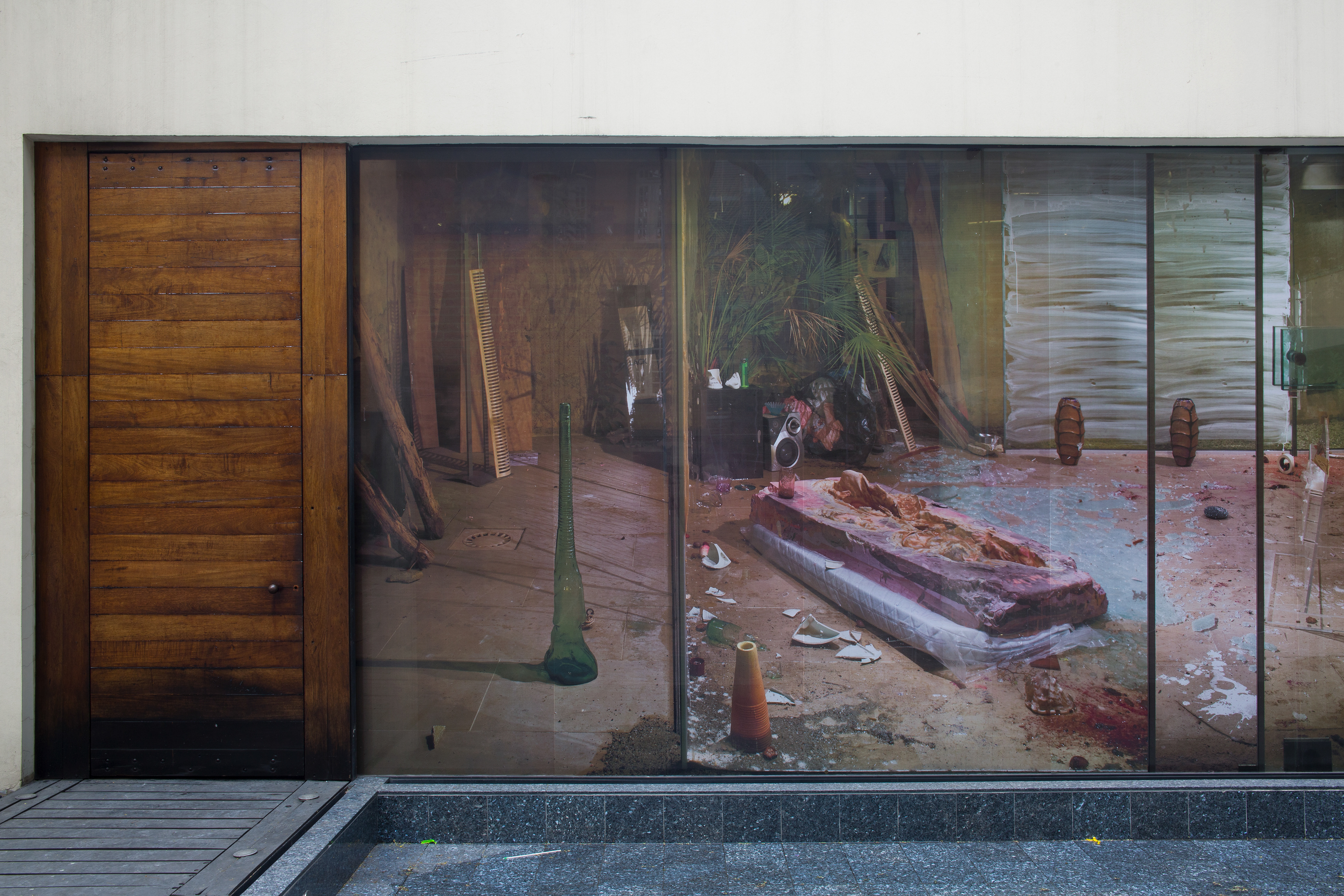 Cada vez que me encuentro con la muerte pienso en ti, Site specific photo installation, HD prints on glass,  IFAL, Mexico City