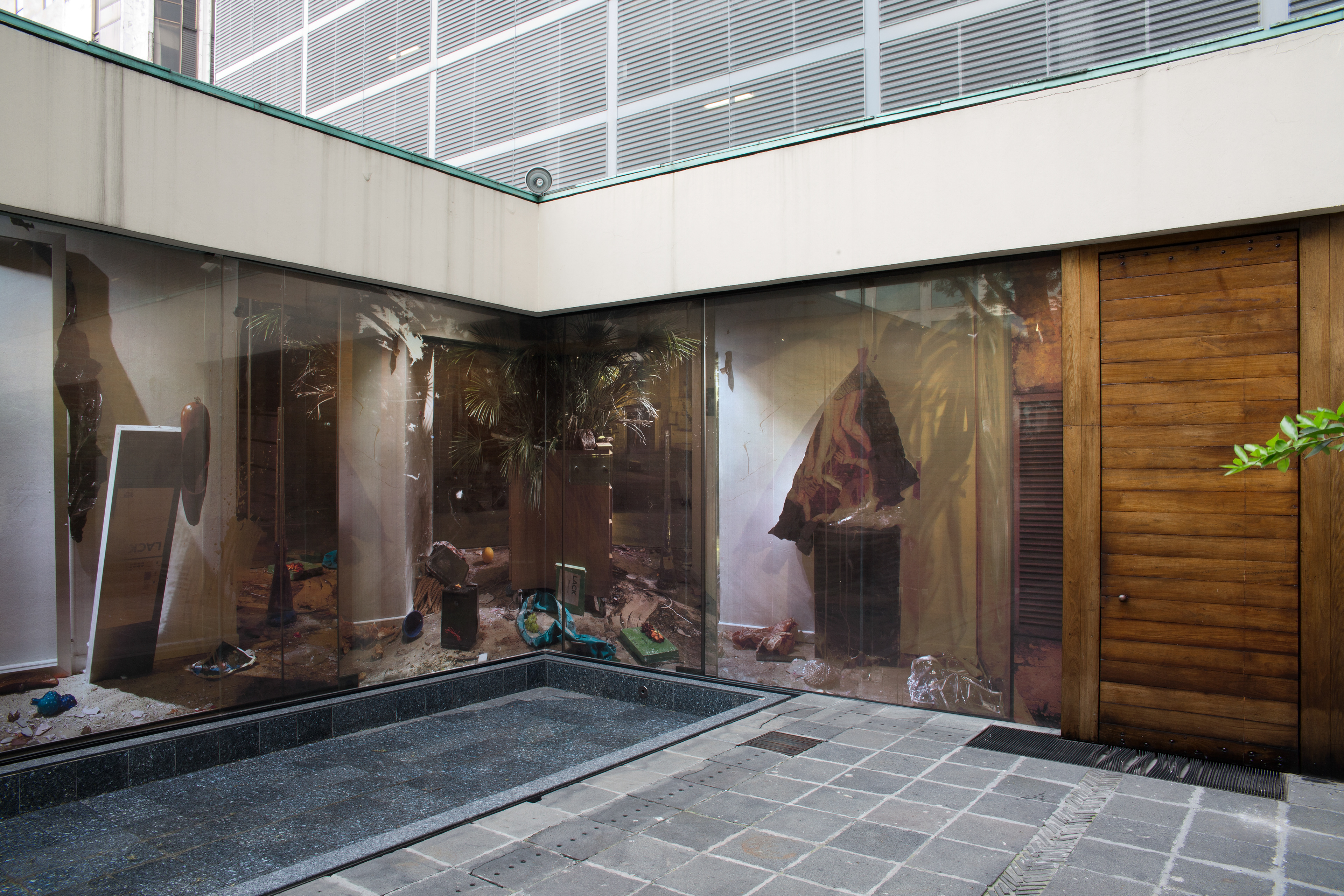 Cada vez que me encuentro con la muerte pienso en ti, Site specific photo installation, HD prints on glass,  IFAL, Mexico City