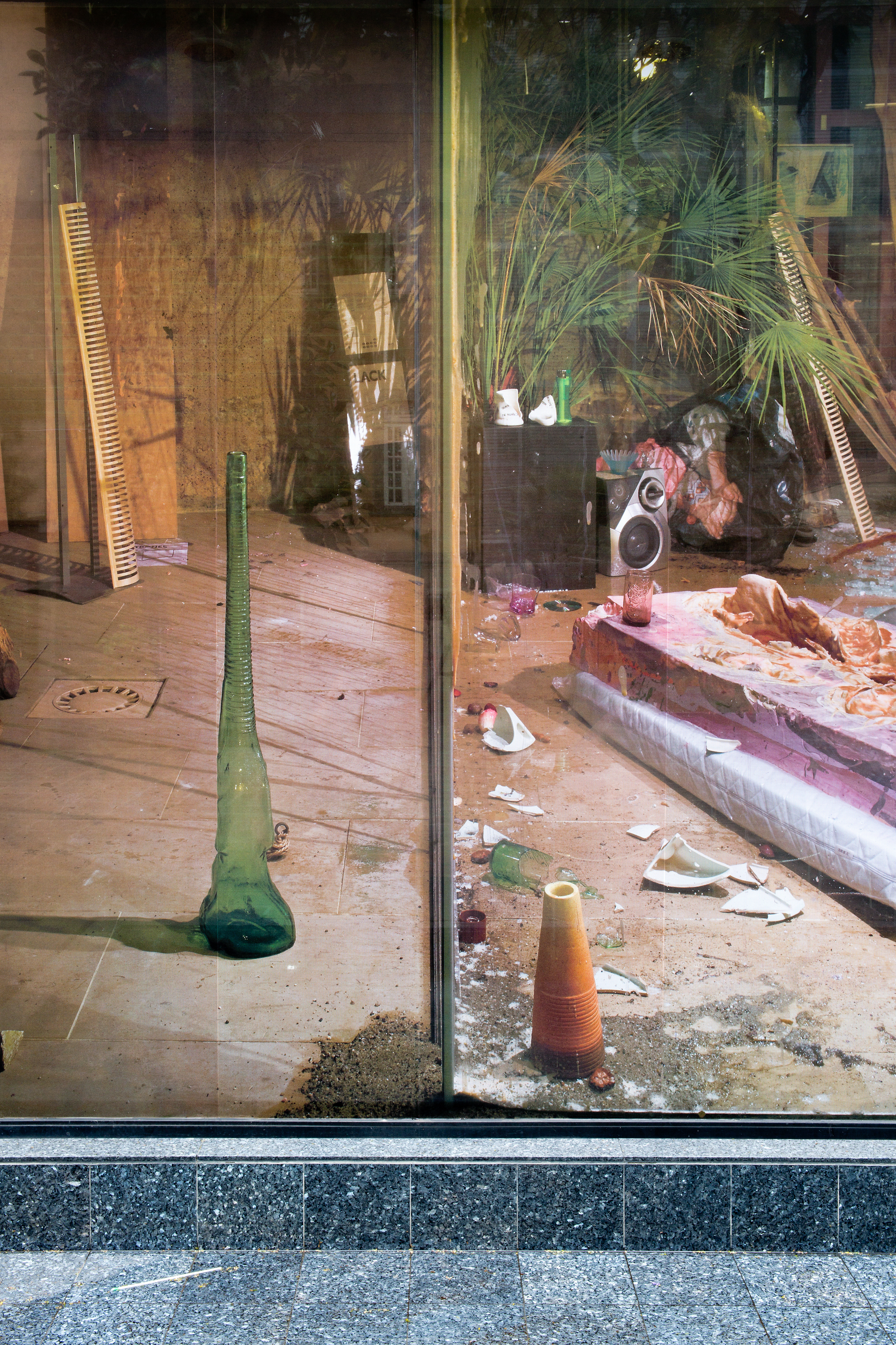 Cada vez que me encuentro con la muerte pienso en ti, Site specific photo installation, HD prints on glass,  IFAL, Mexico City