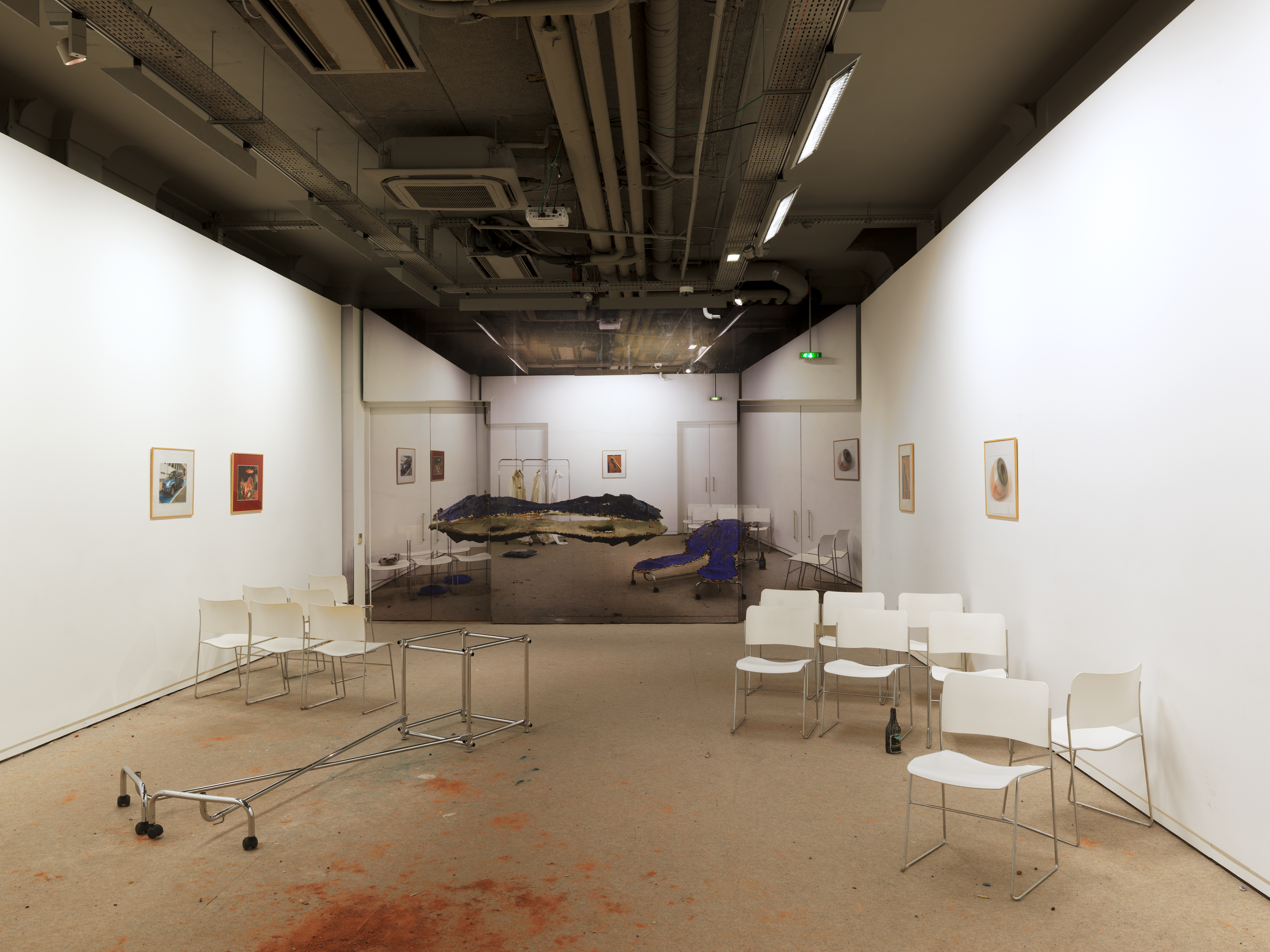 Le plaisir dans la confusion des frontières, Site specific photos and objects installation, Exhibition view, Fondation Ricard, Paris, 2014
