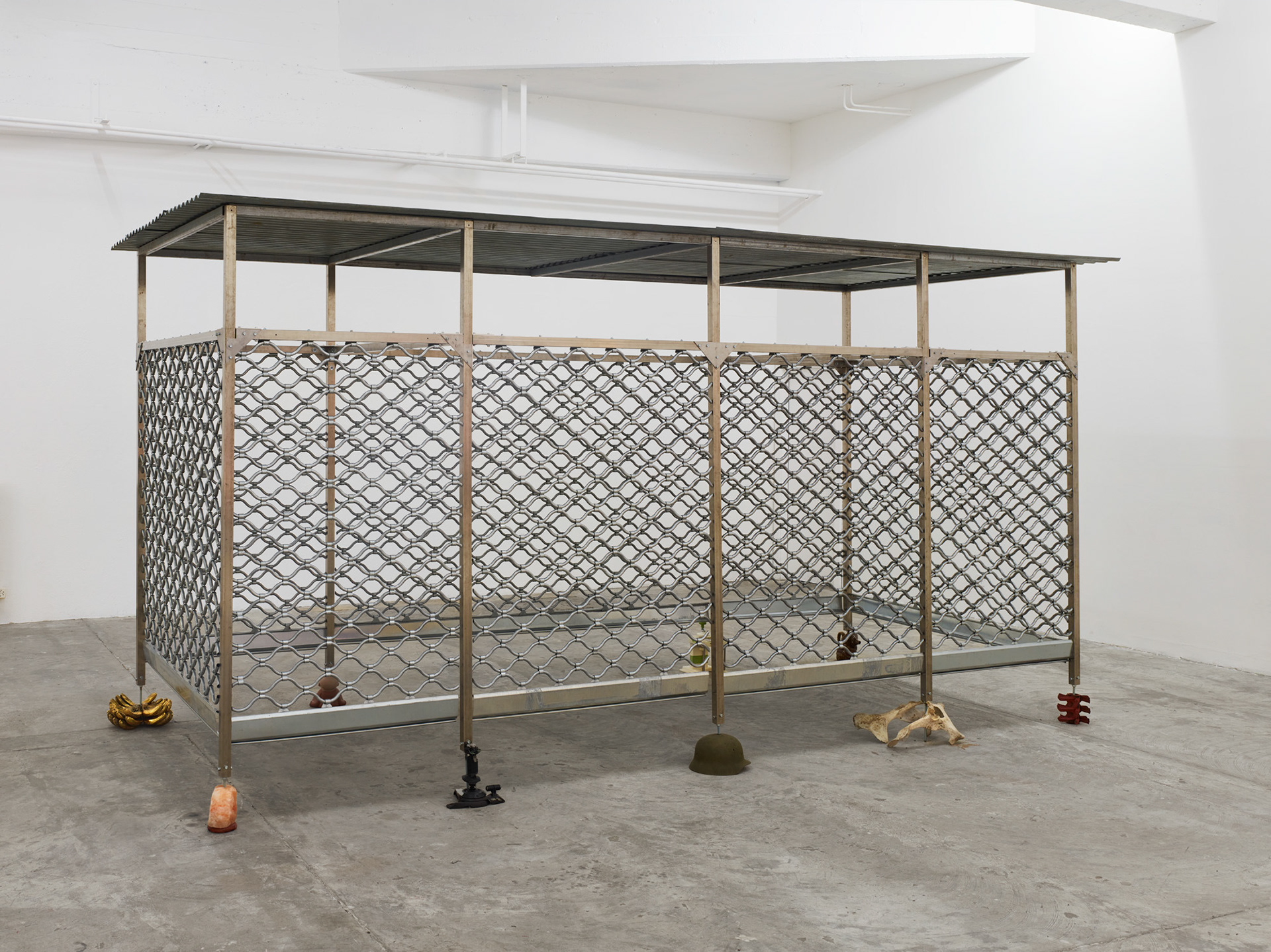 Budget Friendly Adrenaline Rush, 2024 Tole ondulée, tubes inox, rideaux metalliques, objets divers 470 × 240 × 180 cm