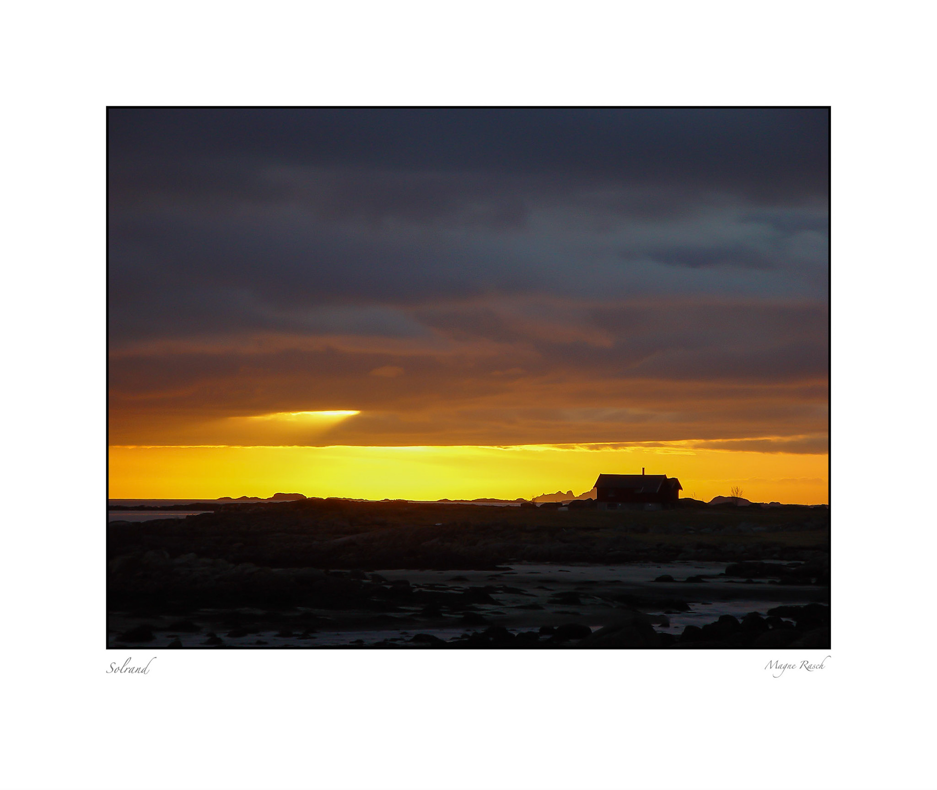 Motiv tatt fra Ongstad i Vesterålen, mot vest. Ser Gaukværøy bak huset.