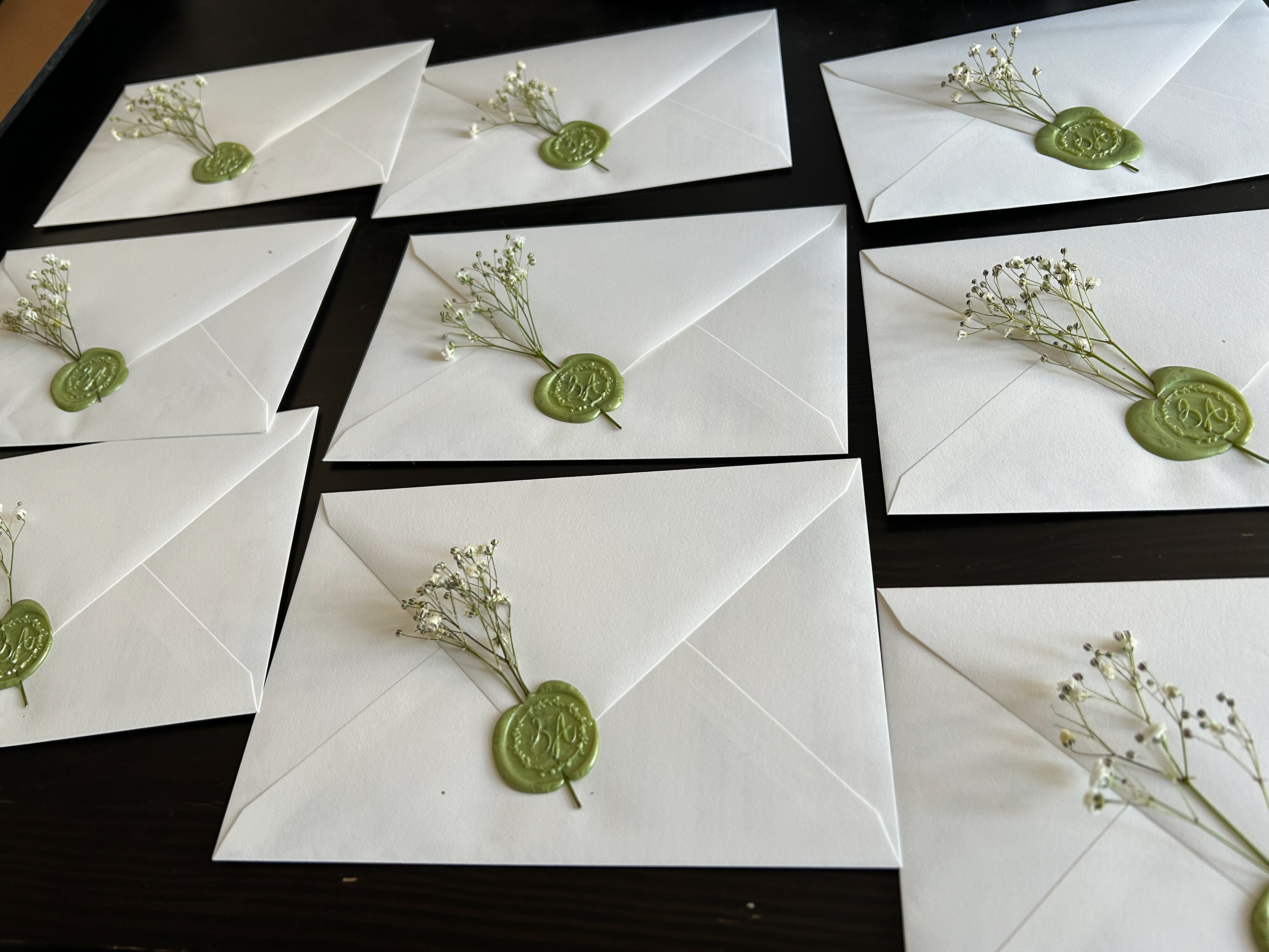 Chiusura buste con ceralacca e timbro personalizzato e applicazione fiori
