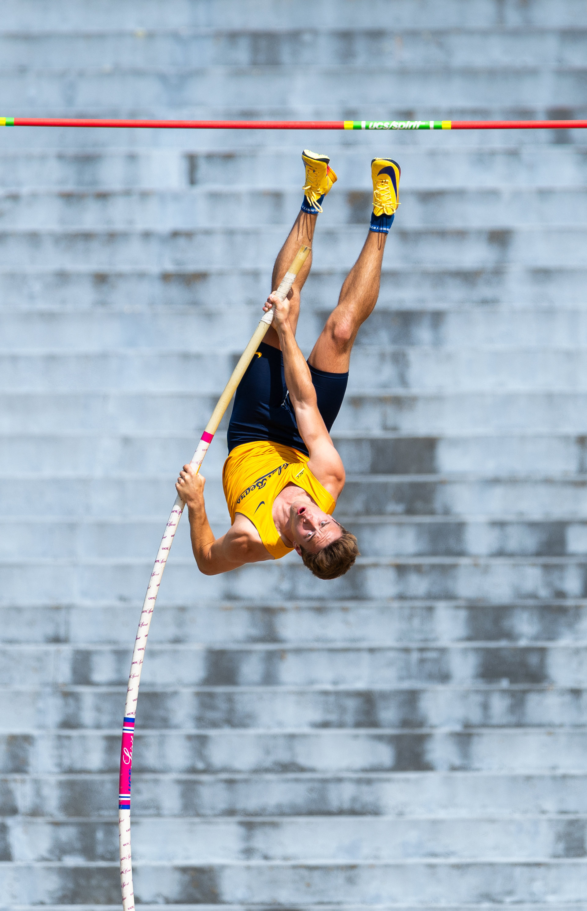 Cal’s Will Siemens clears 17-1 (5.21m) in the pole vault during the Brutus Hamilton Invitational in Berkeley, California, on April 4, 2026. (Vincent Leo/KLC fotos)