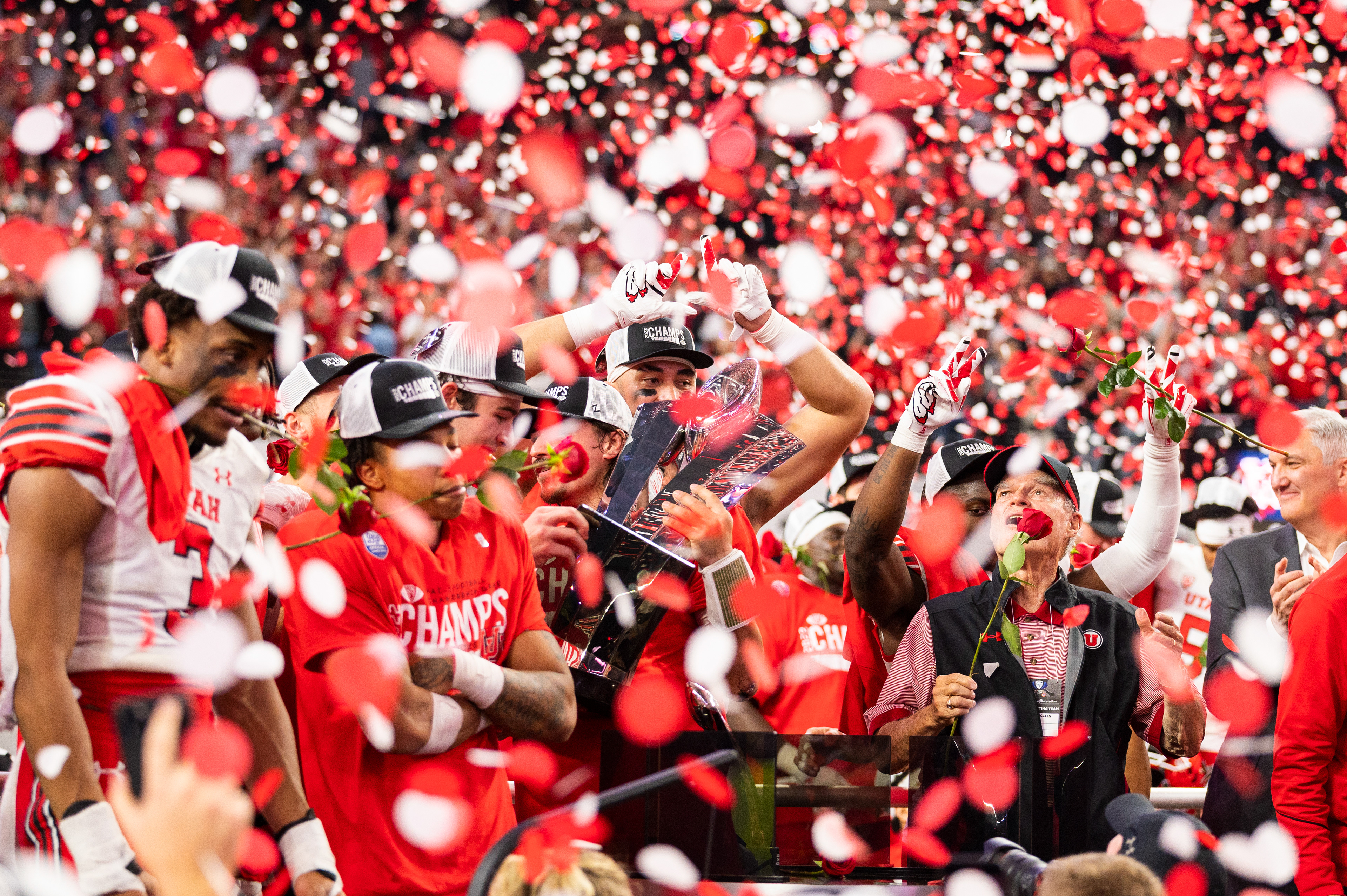 Utah defensive tackle Devin Kaufusi (90) holds up a “U” as the team celebrates defeating USC 47-24 in the Pac 12 Championship college football game at Allegiant Stadium in Las Vegas, Nevada, on December 2, 2022. (Vincent Leo/Daily Trojan)