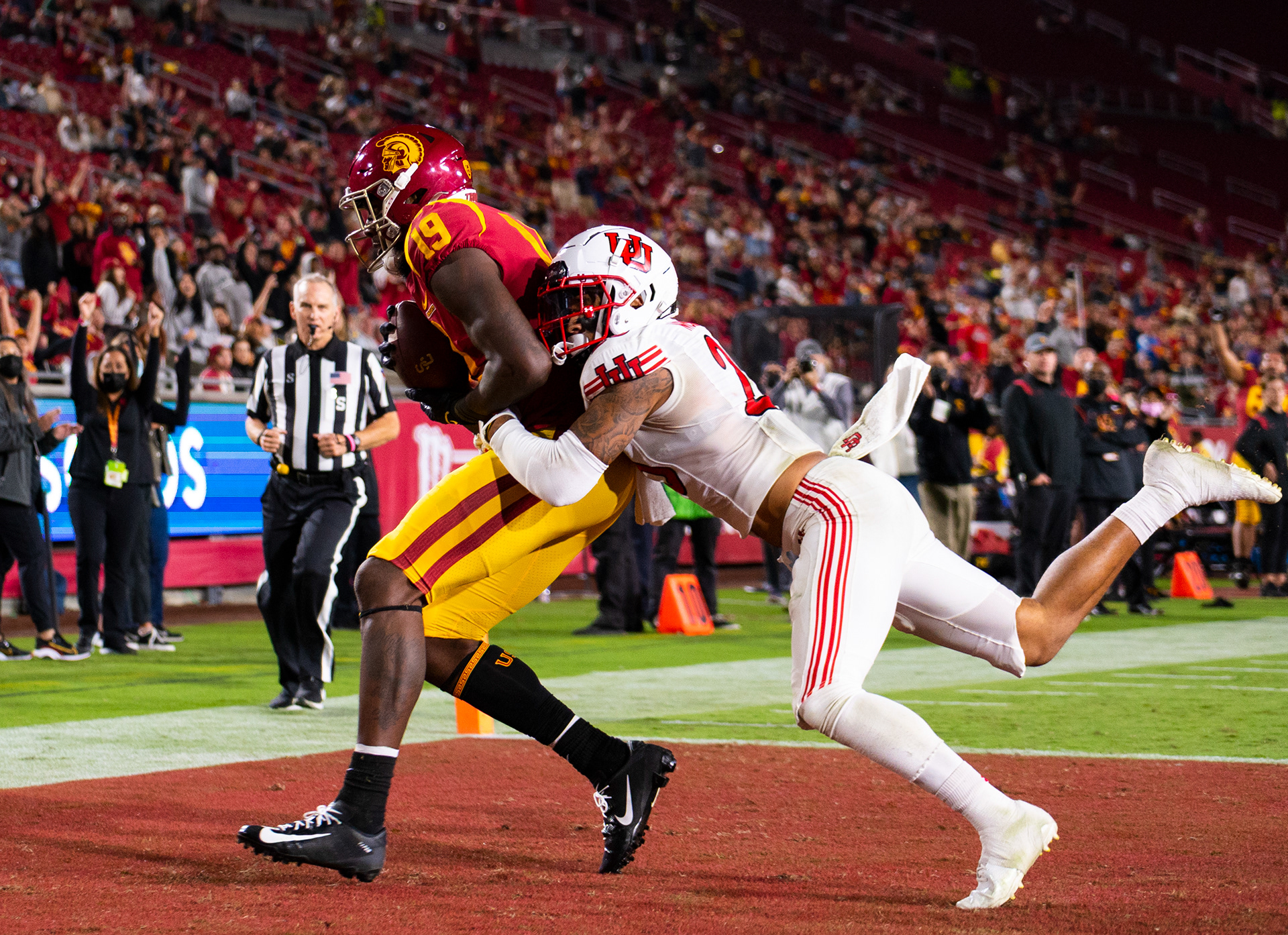 USC tight end Malcom Epps (19) protects the football in the end zone from Utah safety Brandon McKinney (28) in the second half of the NCAA college football game at Los Angeles Memorial Coliseum in Los Angeles, California, on October 9, 2021. (Vincent Leo/Daily Trojan)
