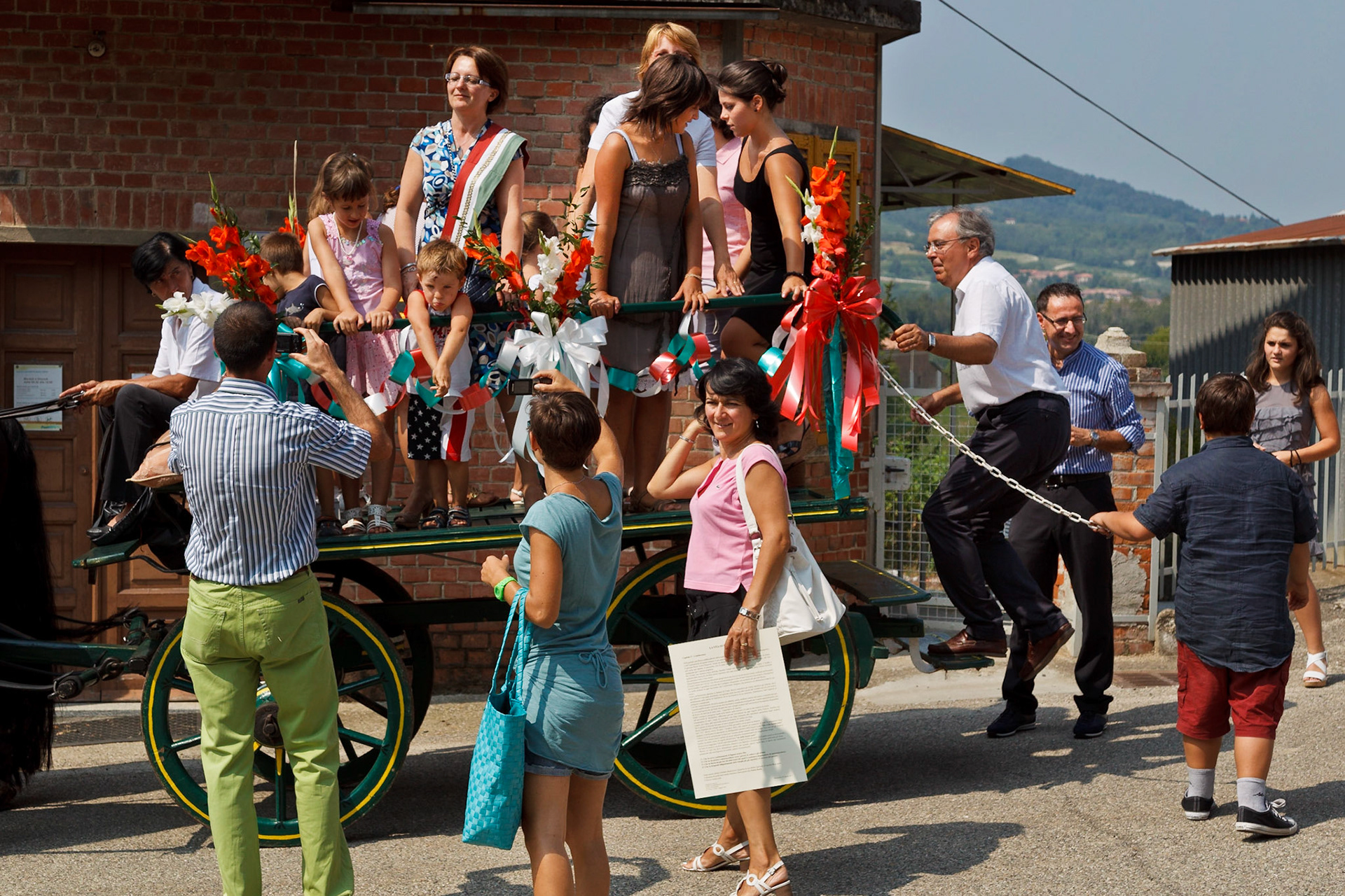 Tradizionale "Corso Del Carro" per le vie del paese accompagnati dalla banda musicale "L' Ardita"