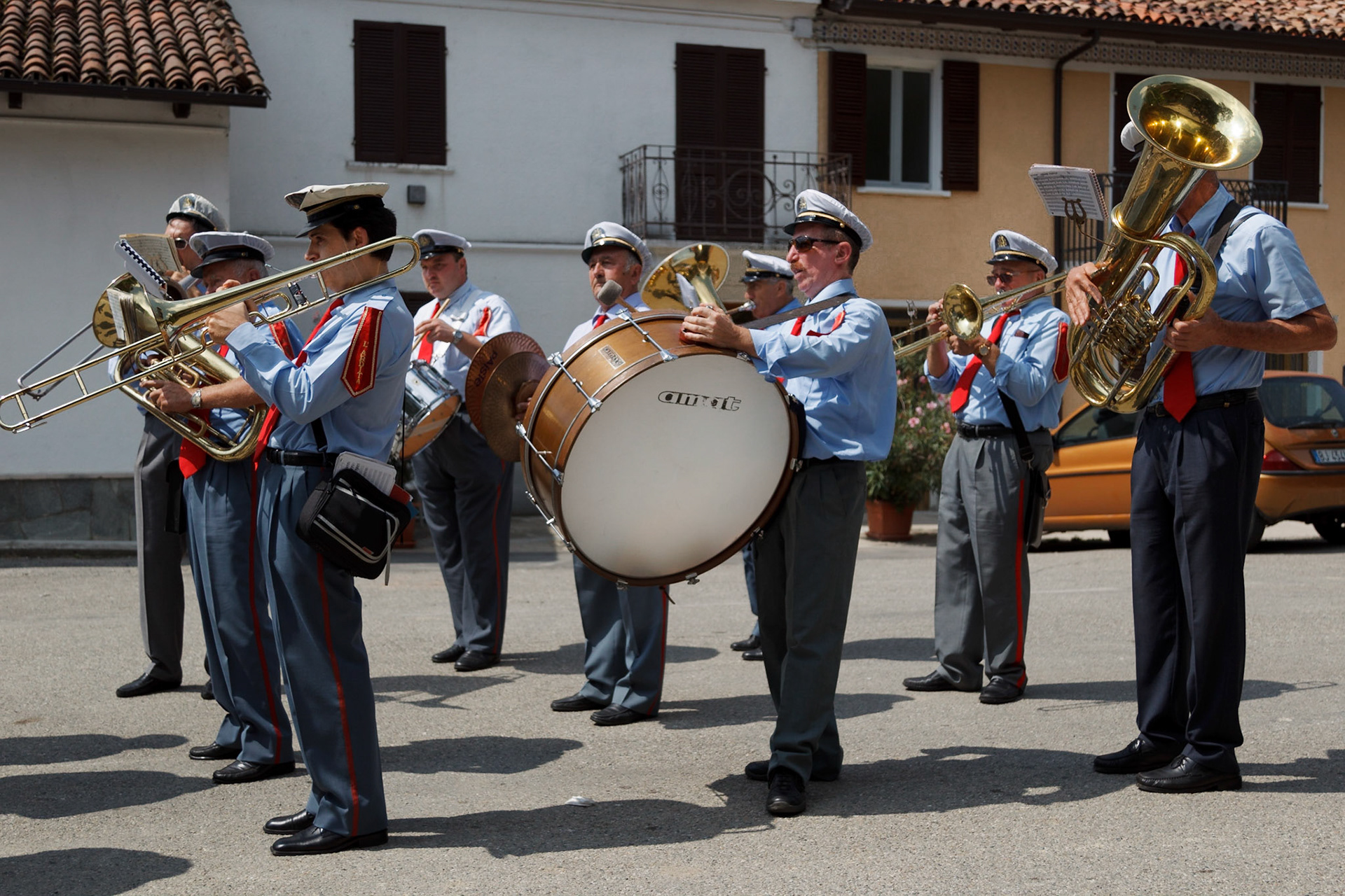 Tradizionale "Corso Del Carro" per le vie del paese accompagnati dalla banda musicale "L' Ardita"