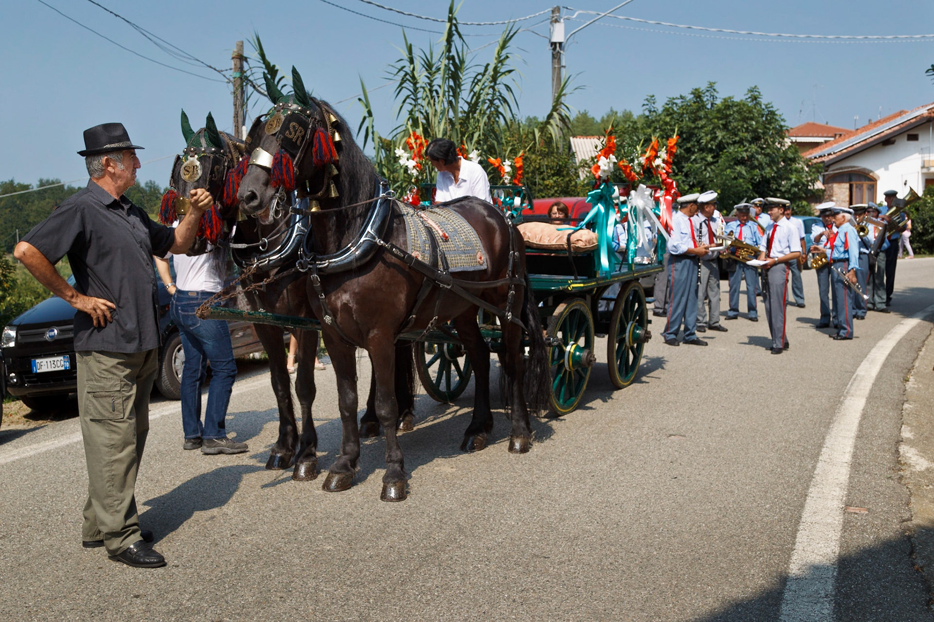 Tradizionale "Corso Del Carro" per le vie del paese accompagnati dalla banda musicale "L' Ardita"
